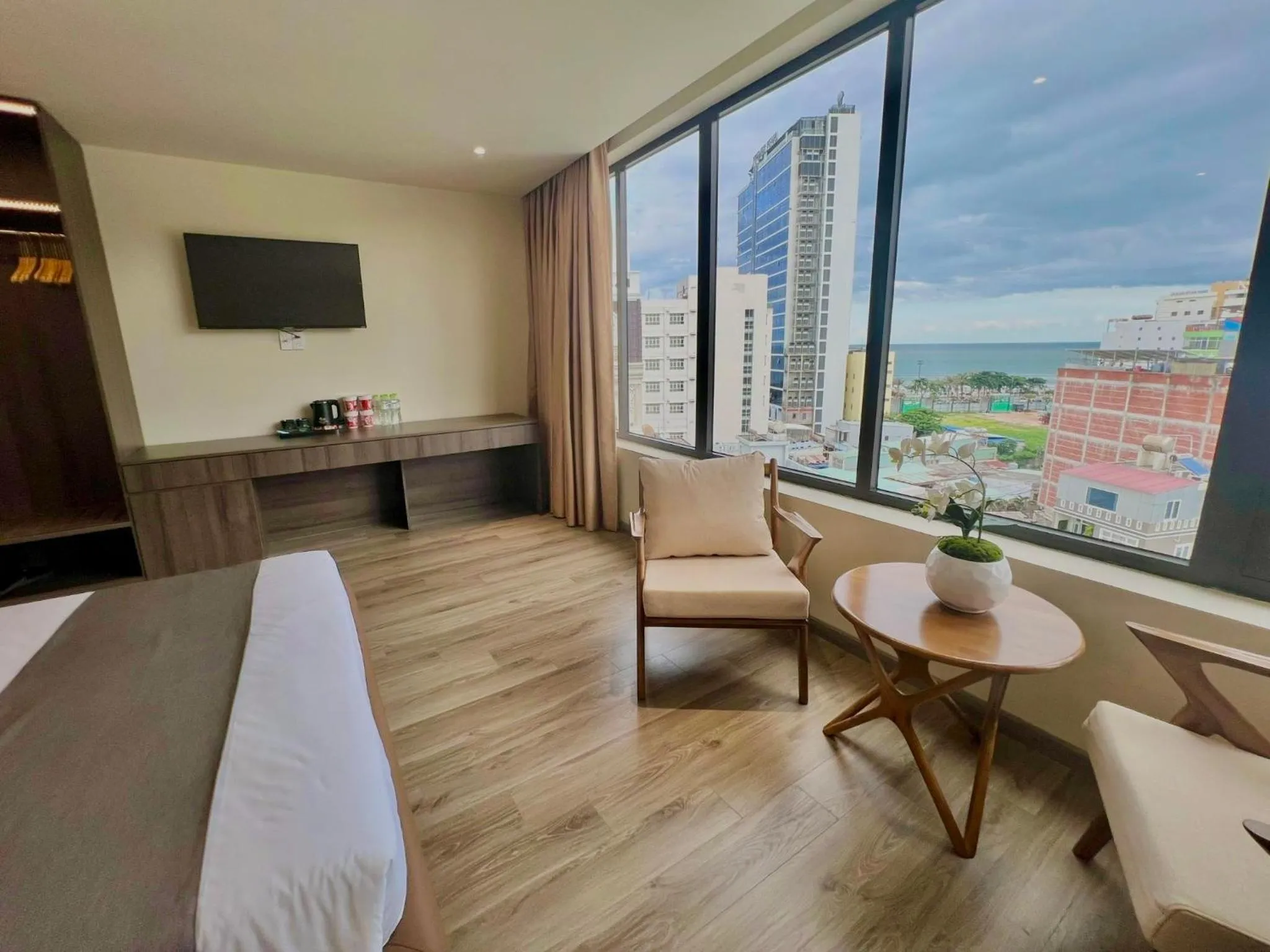 Living room, Bed in Hai Long Hotel