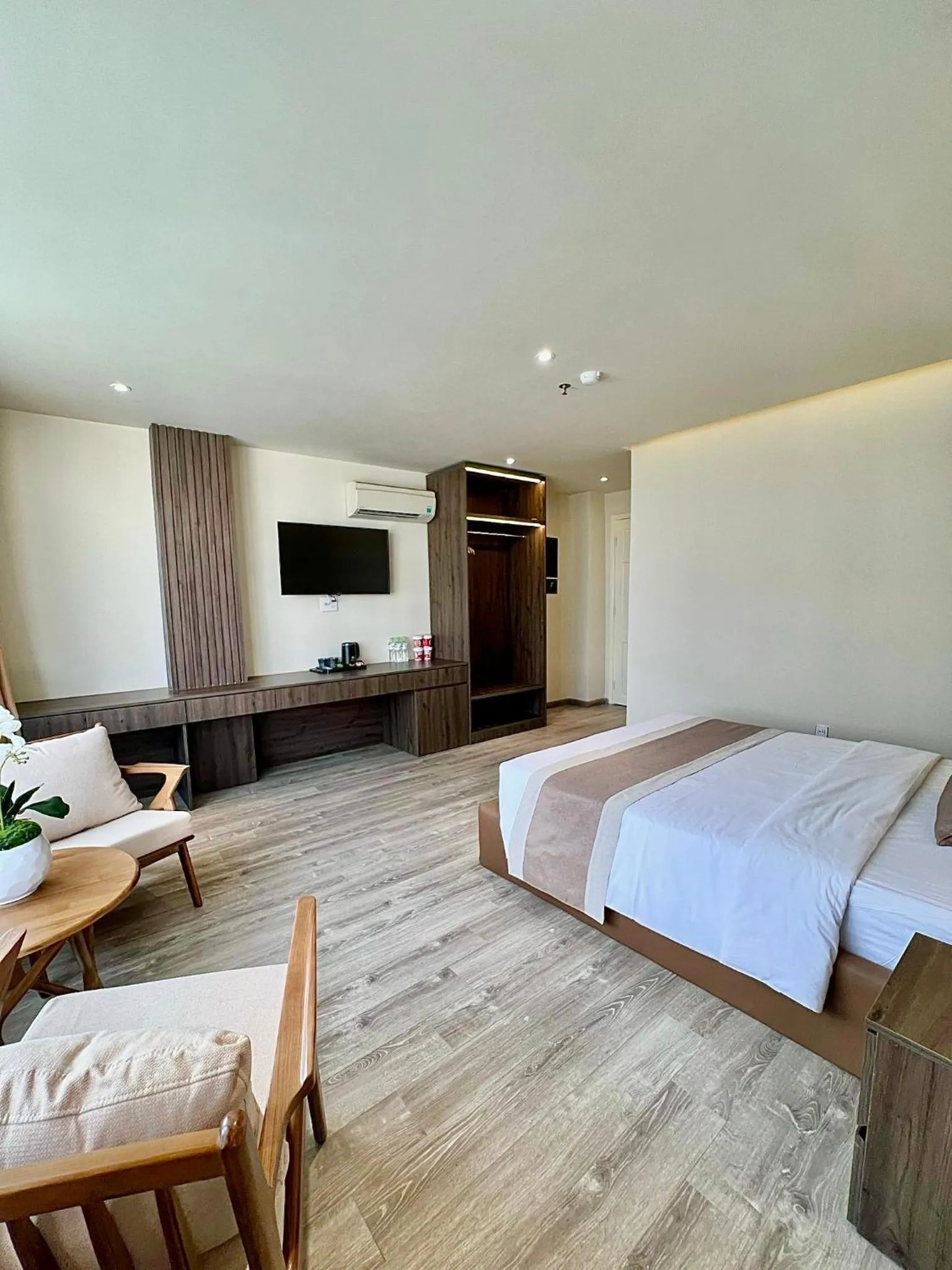 Communal lounge/ TV room, Bed in Hai Long Hotel