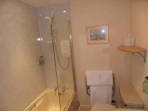 Bathroom in Cairn Hotel Bathroom in Cairn Hotel
