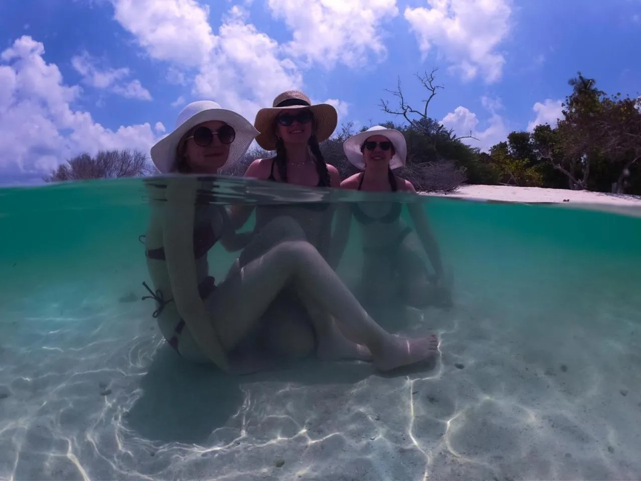 People in Acqua Blu Rasdhoo