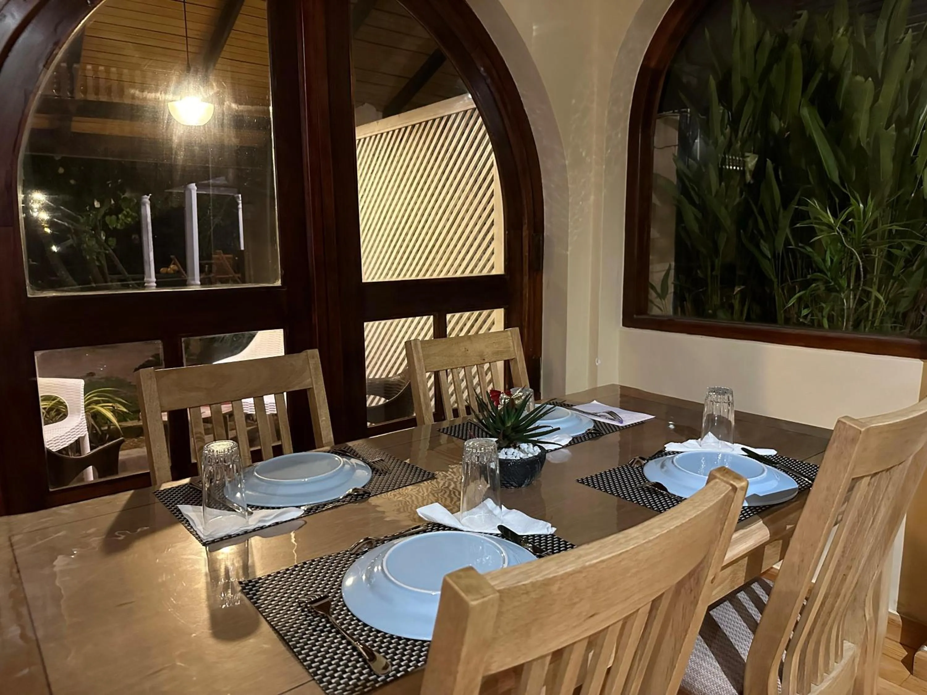 Dining area in Isle of Thalpe