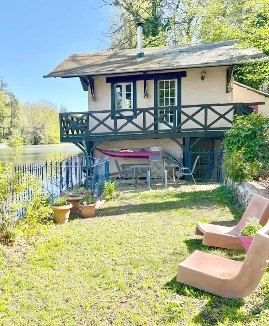 Garden in Le chalet bucolique au bord de l'eau