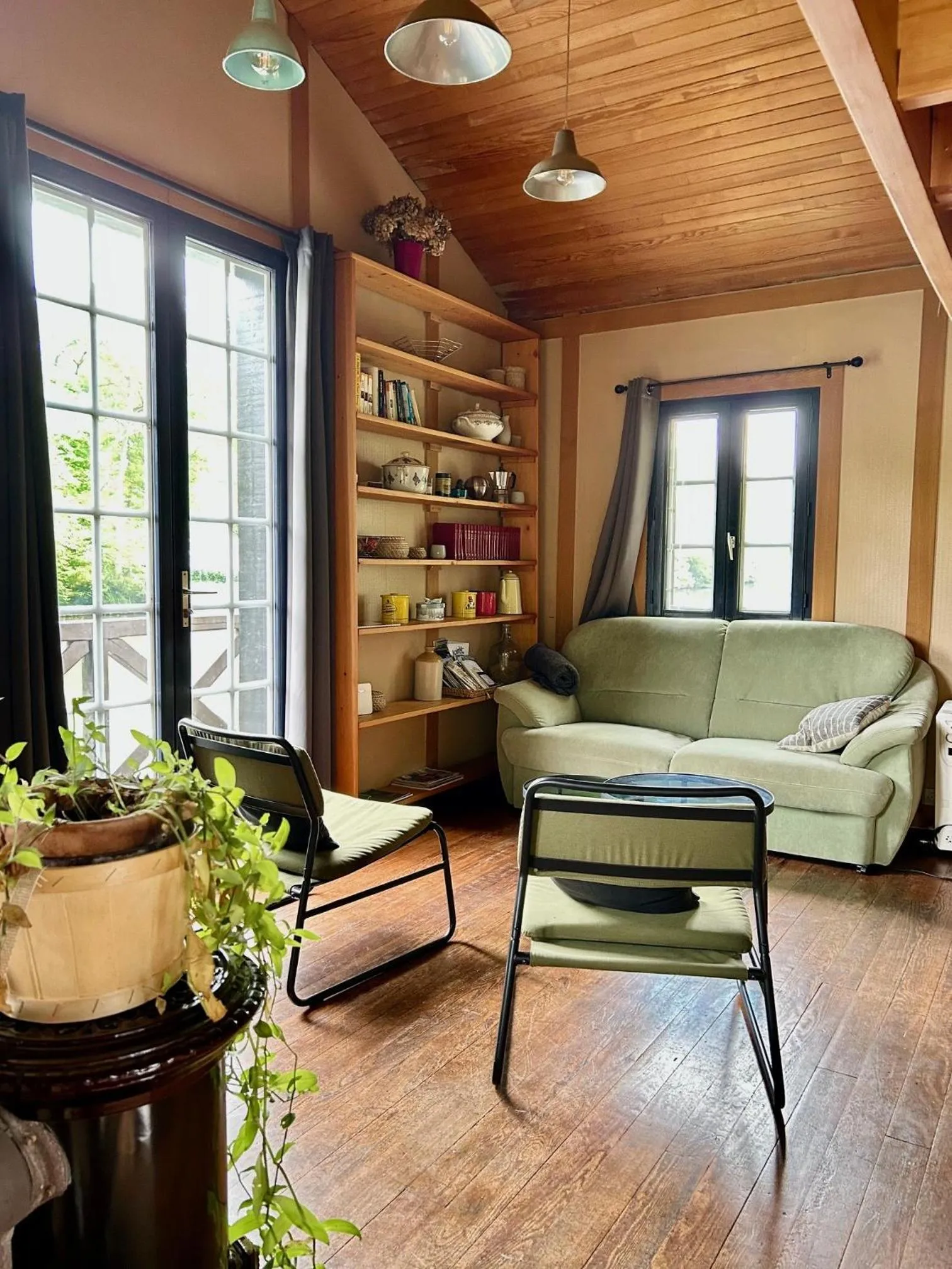 Living room in Le chalet bucolique au bord de l'eau