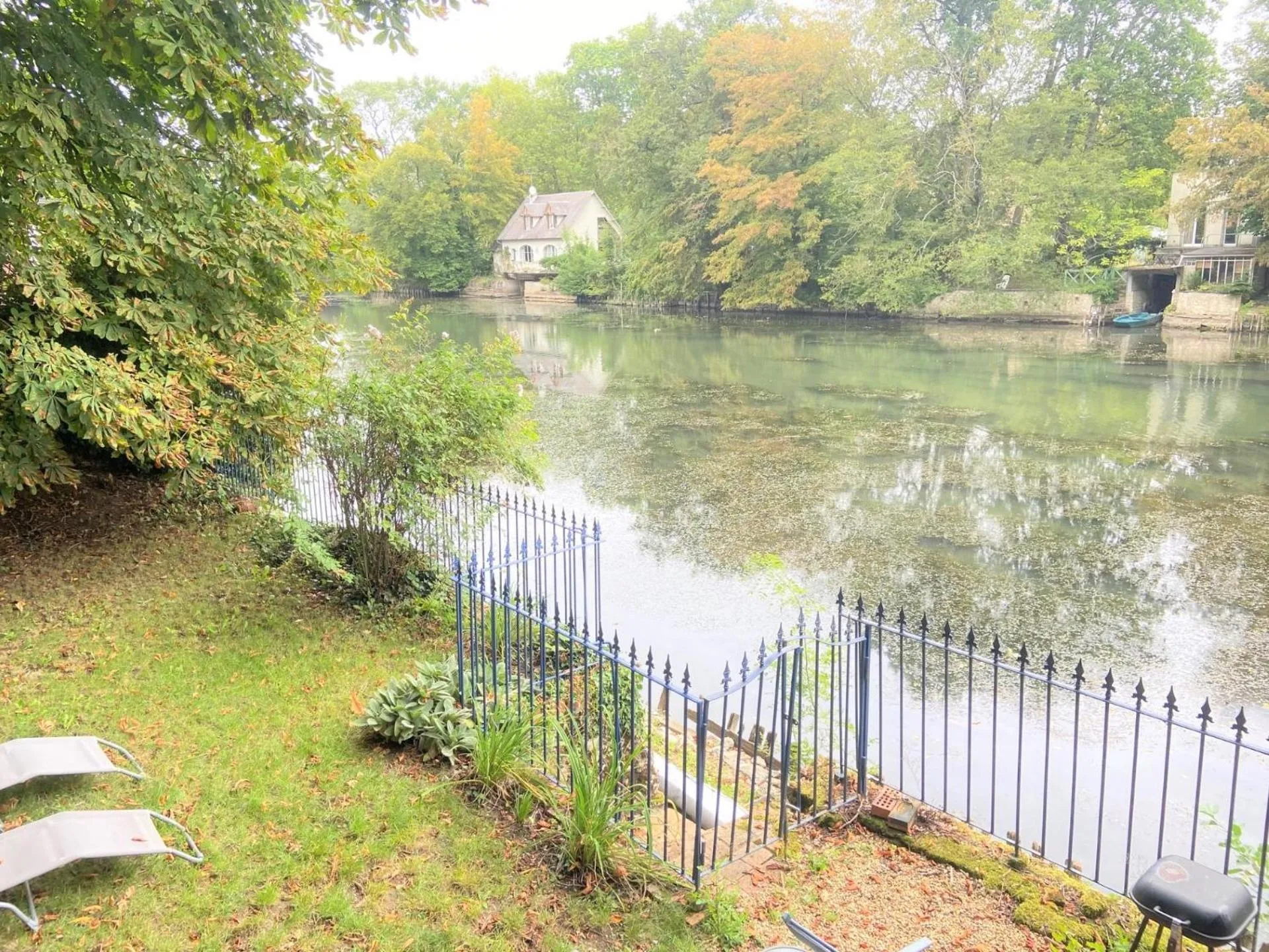 Garden in Le chalet bucolique au bord de l'eau
