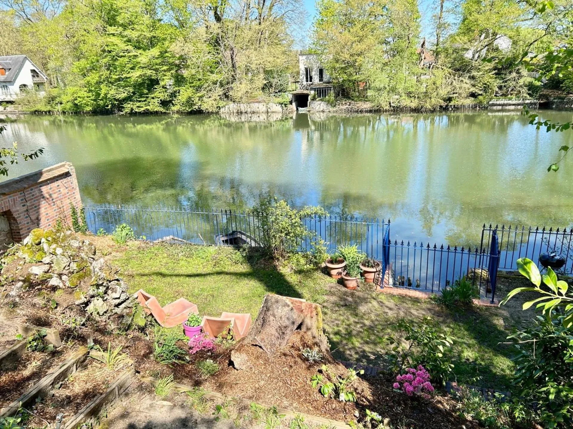 Garden in Le chalet bucolique au bord de l'eau