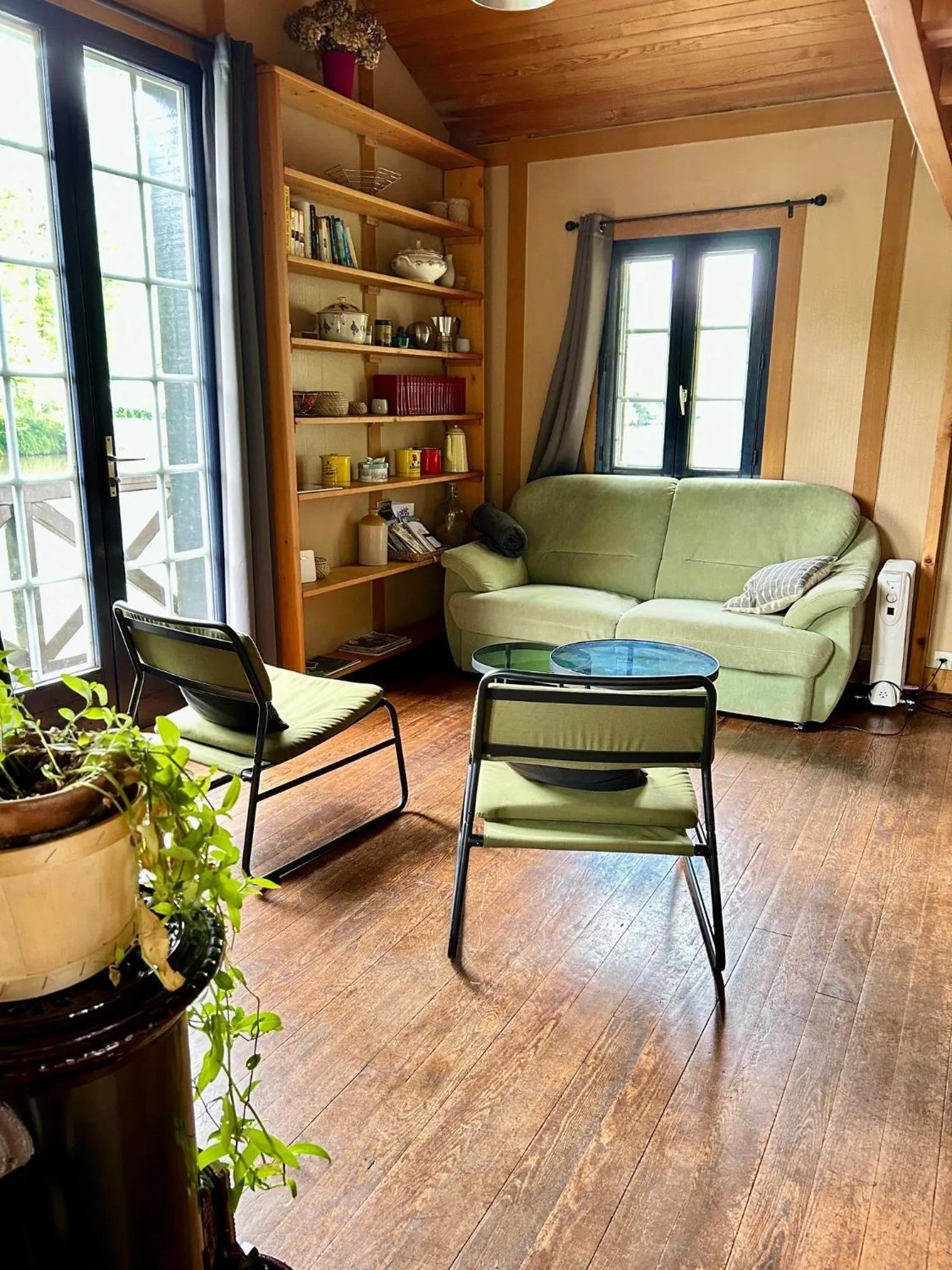 Living room in Le chalet bucolique au bord de l'eau