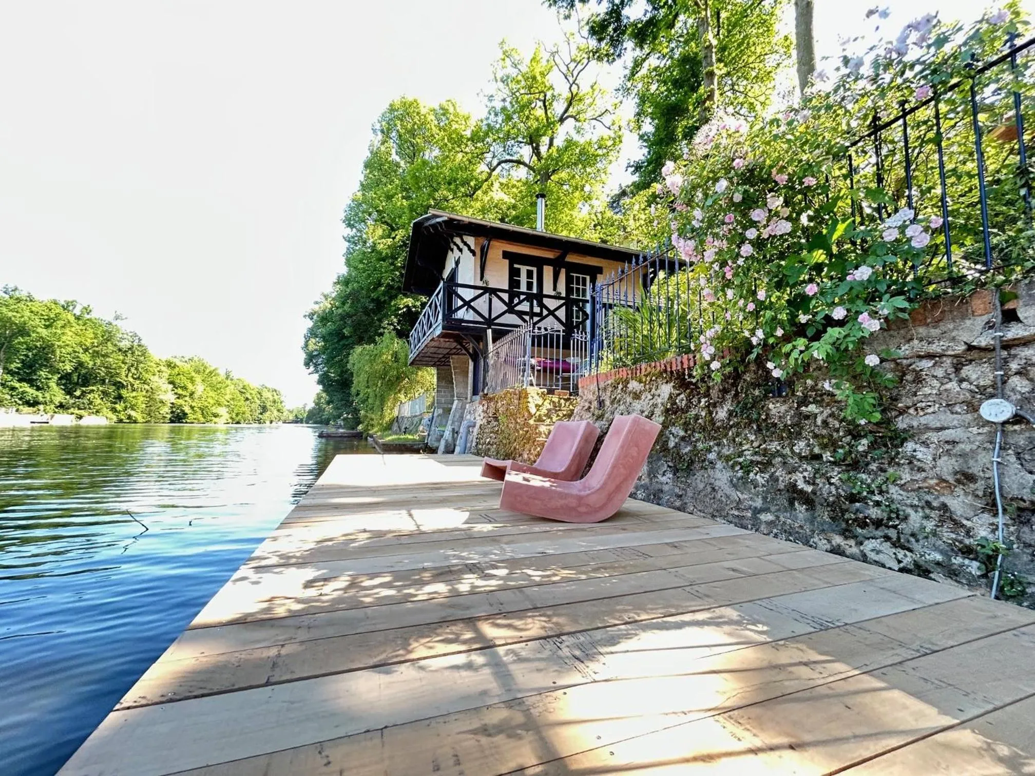 Property building in Le chalet bucolique au bord de l'eau