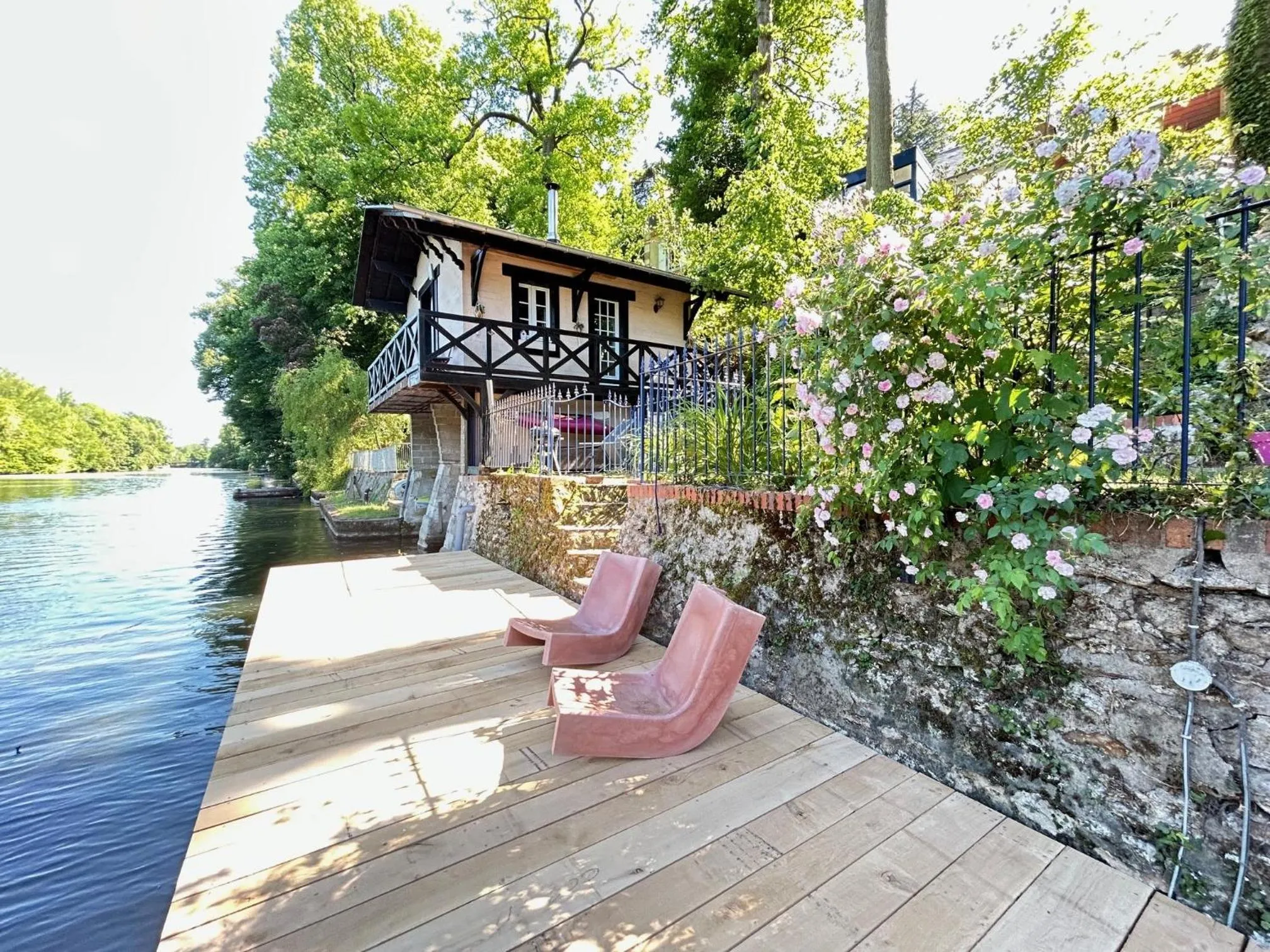 Property building in Le chalet bucolique au bord de l'eau