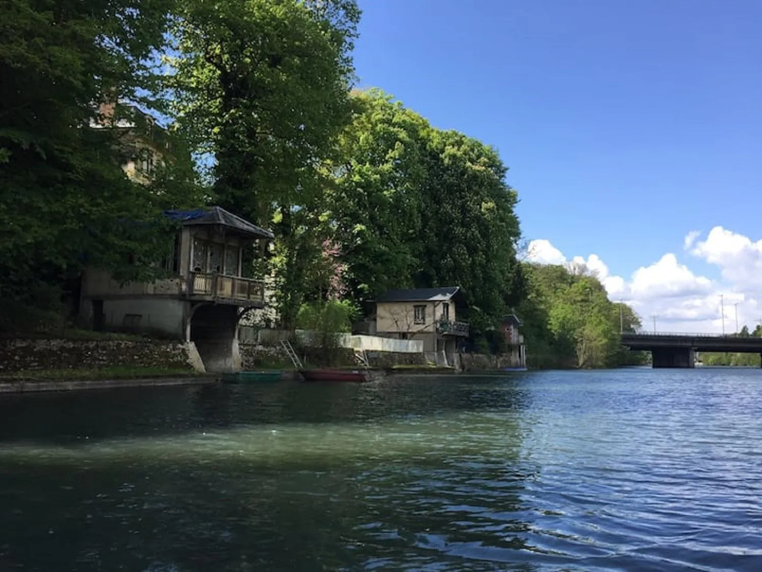 Property building in Le chalet bucolique au bord de l'eau