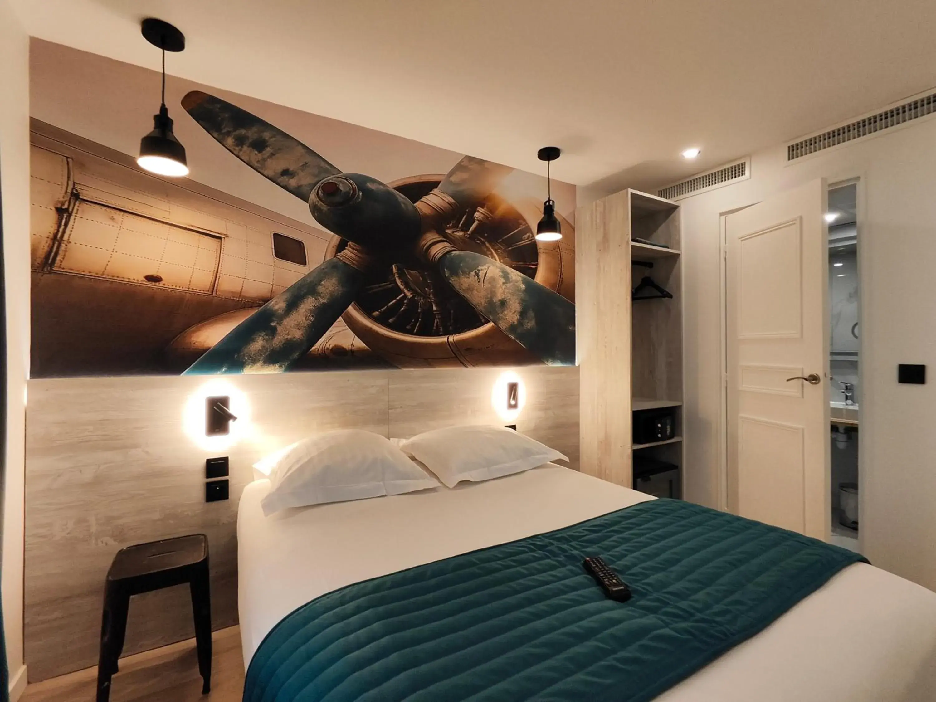 Photo of the whole room, Bed in Atelier Montparnasse Hôtel Photo of the whole room, Bed in Atelier Montparnasse Hôtel