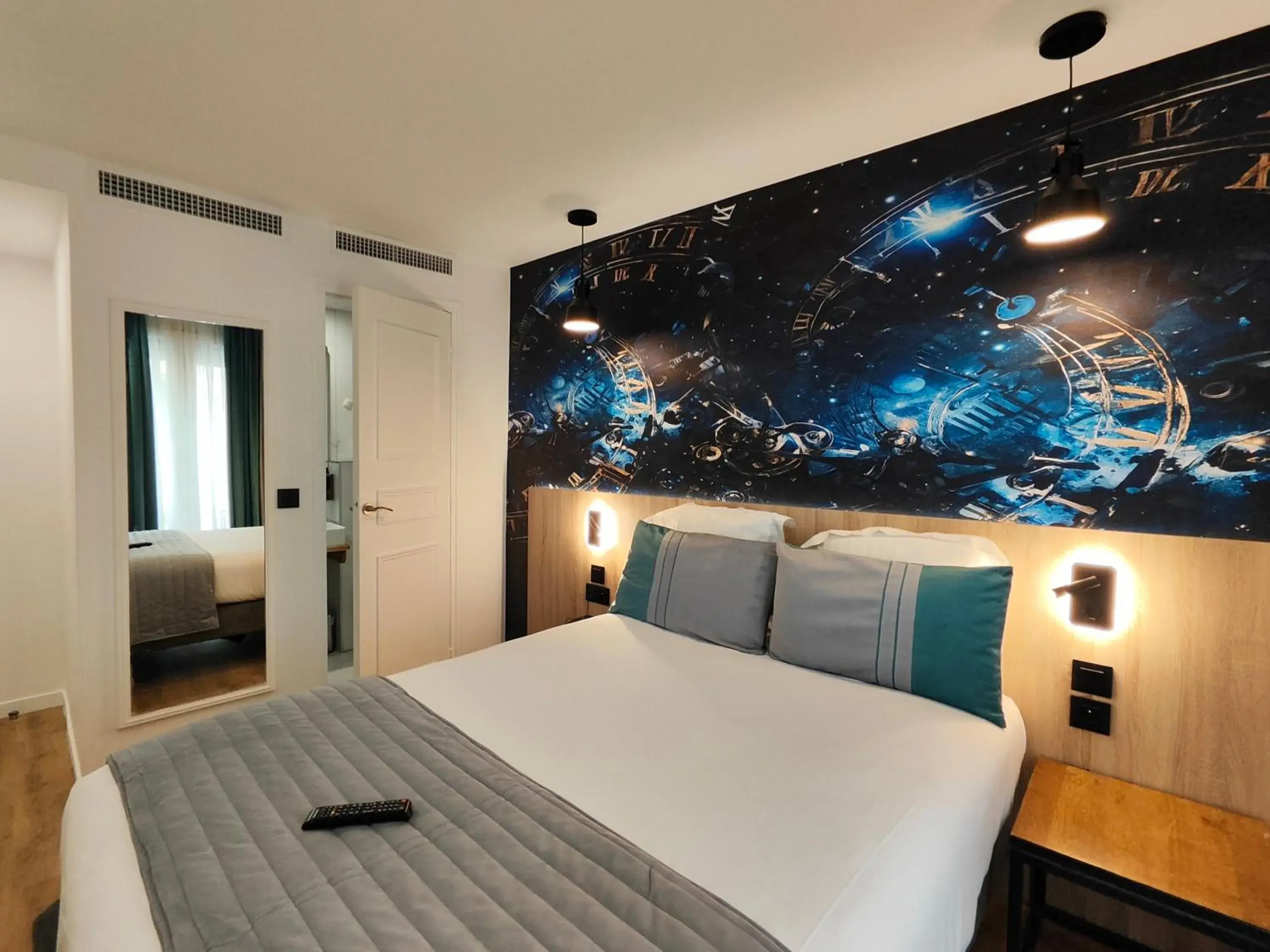 Photo of the whole room, Bed in Atelier Montparnasse Hôtel Photo of the whole room, Bed in Atelier Montparnasse Hôtel