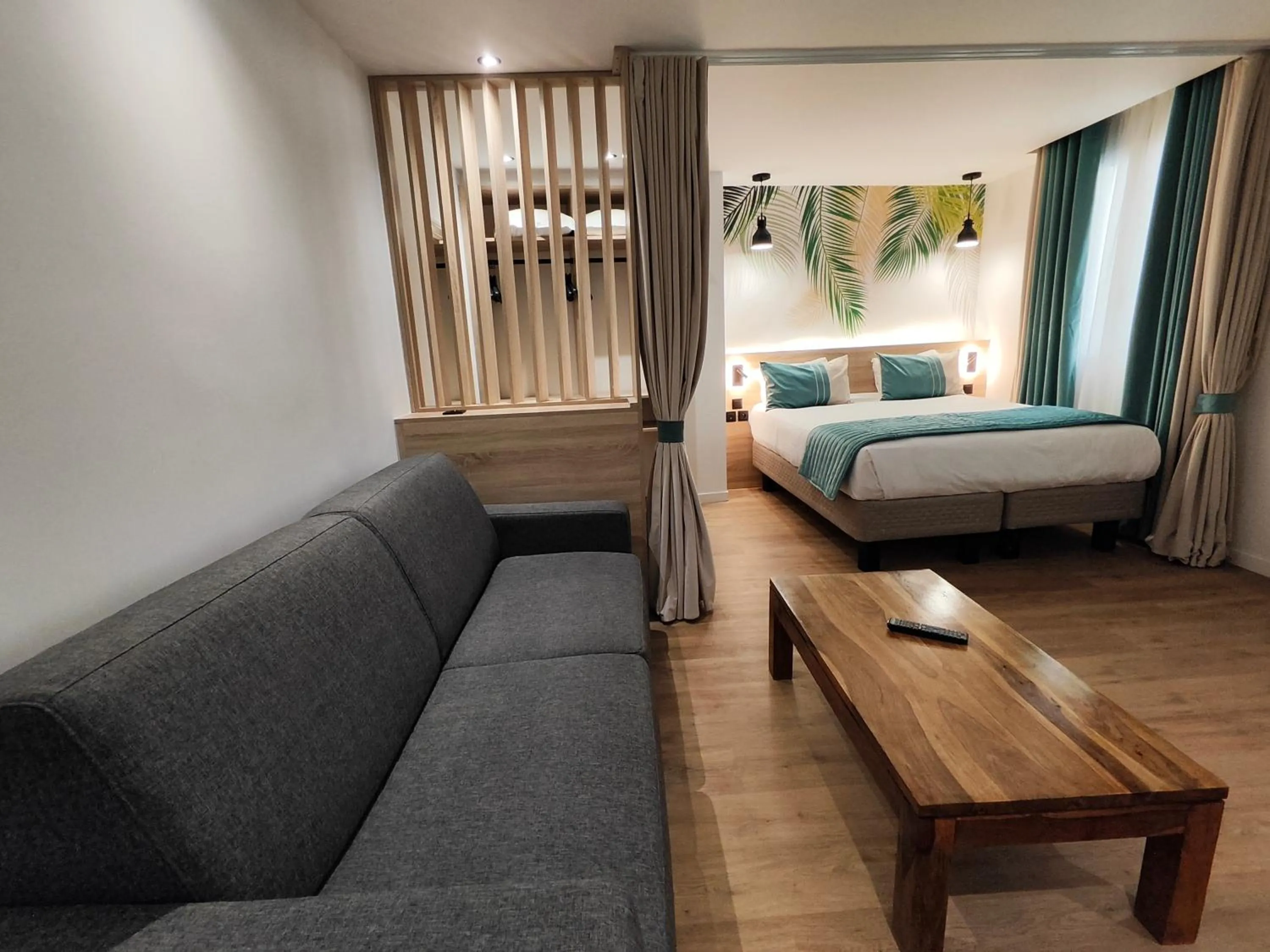 Living room, Bed in Atelier Montparnasse Hôtel