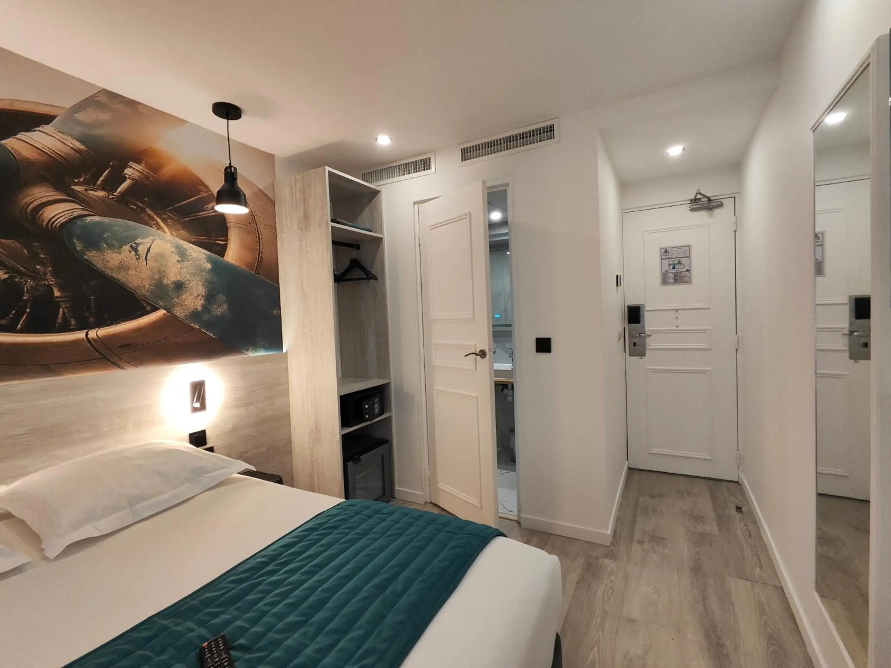 Photo of the whole room, Bed in Atelier Montparnasse Hôtel Photo of the whole room, Bed in Atelier Montparnasse Hôtel