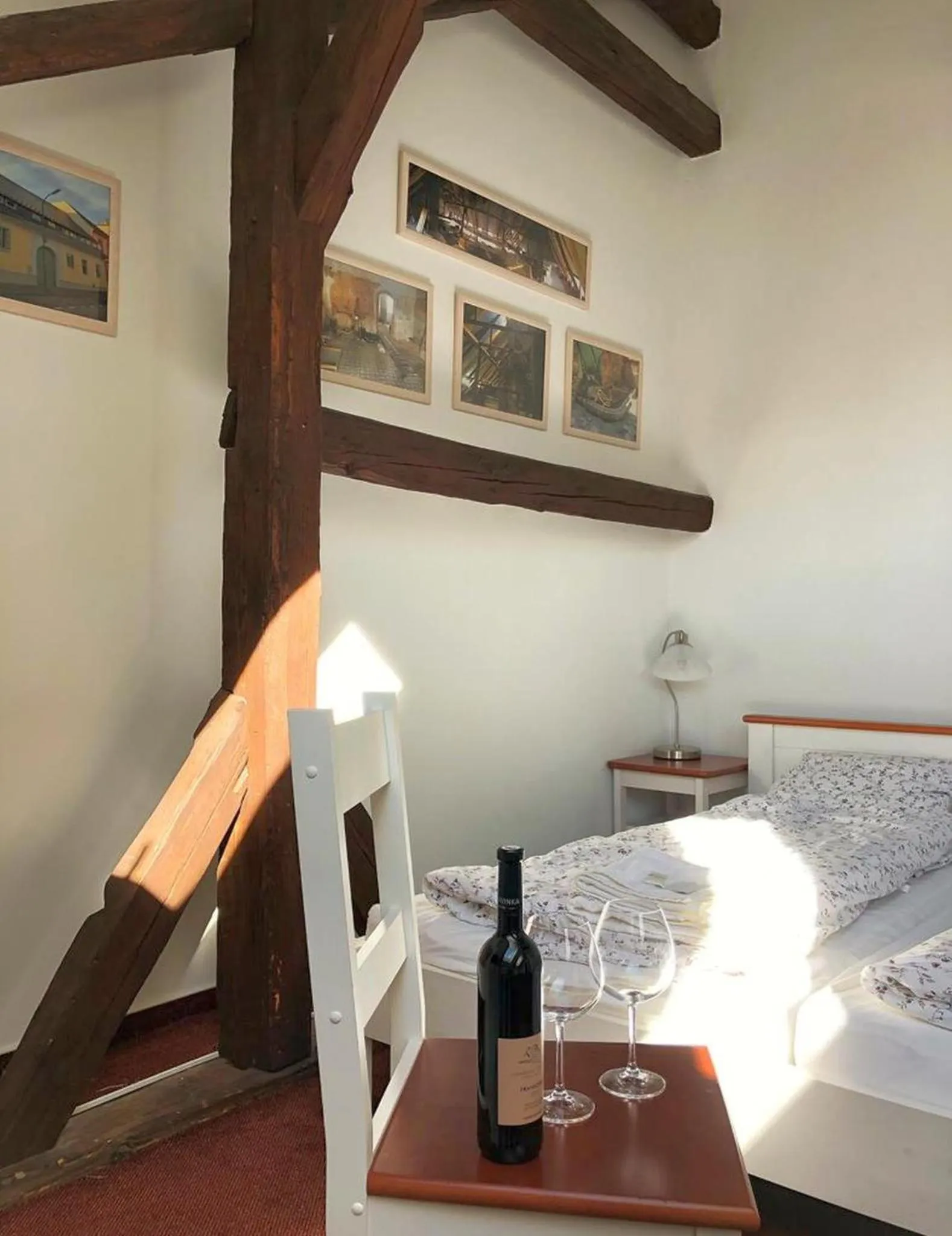 Photo of the whole room, Bed in Kap Café