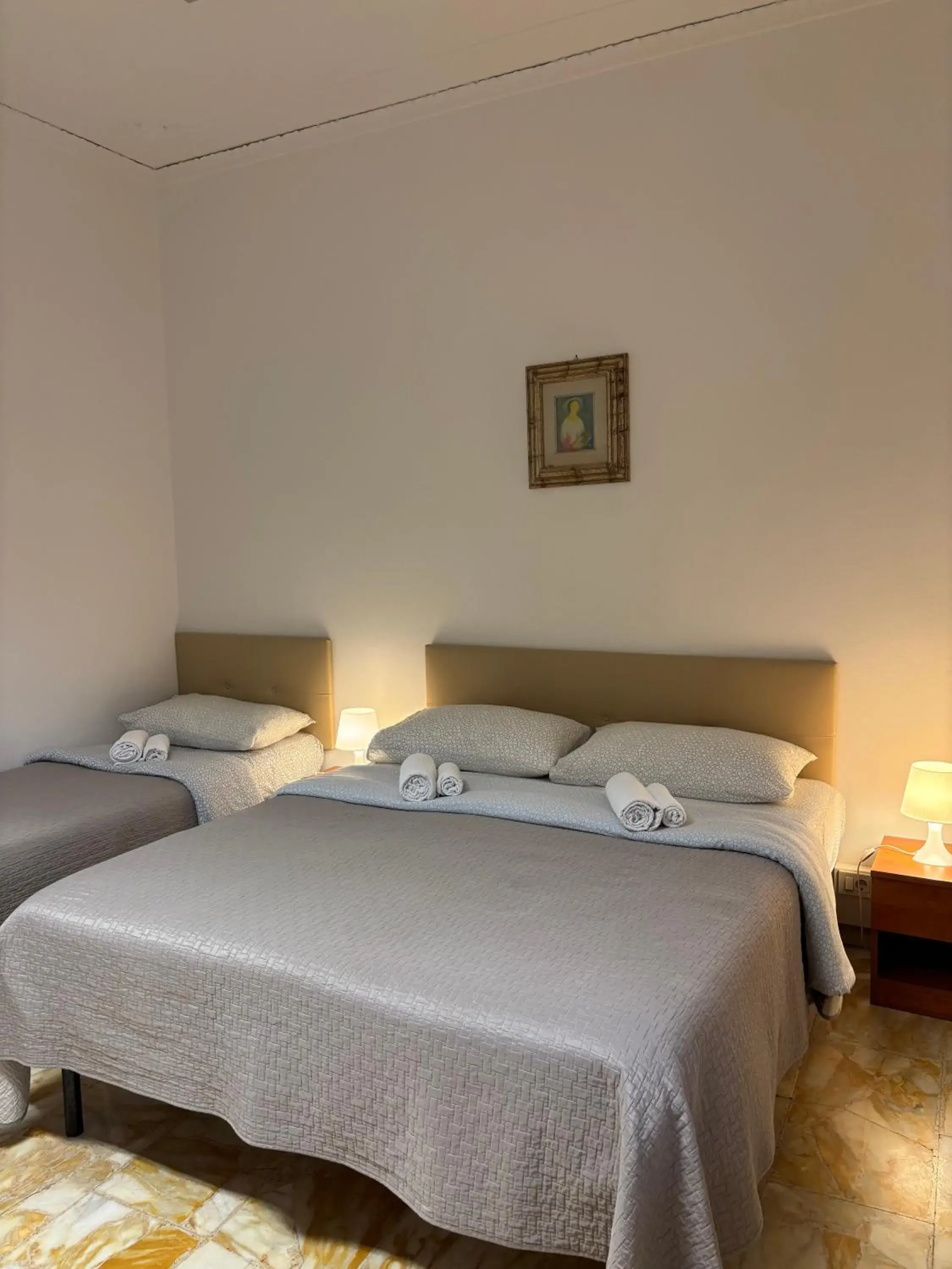 Triple Room with Shared Bathroom in My Way Triple Room with Shared Bathroom in My Way