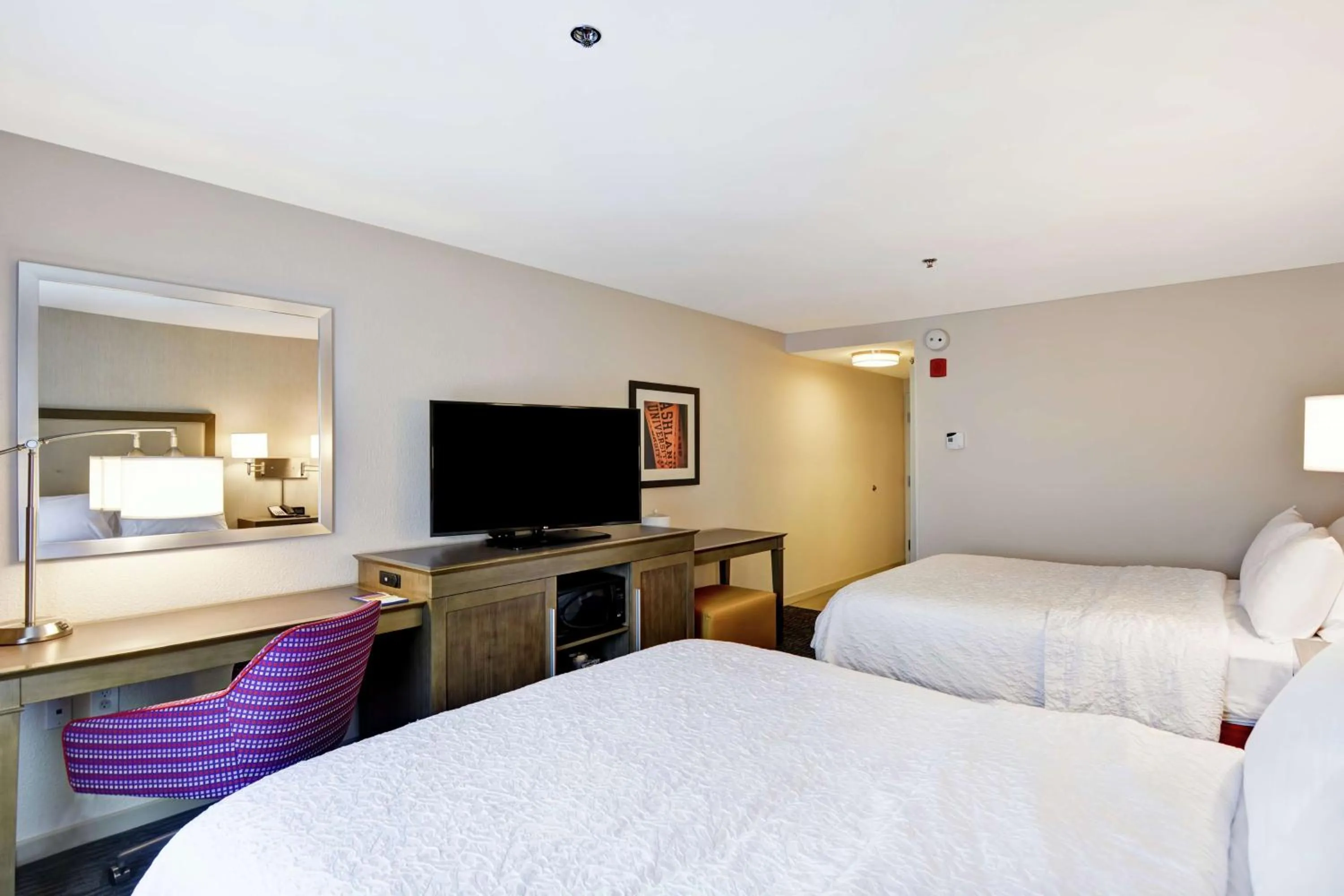 Bedroom, Bed in Hampton Inn Suites Ashland, Ohio