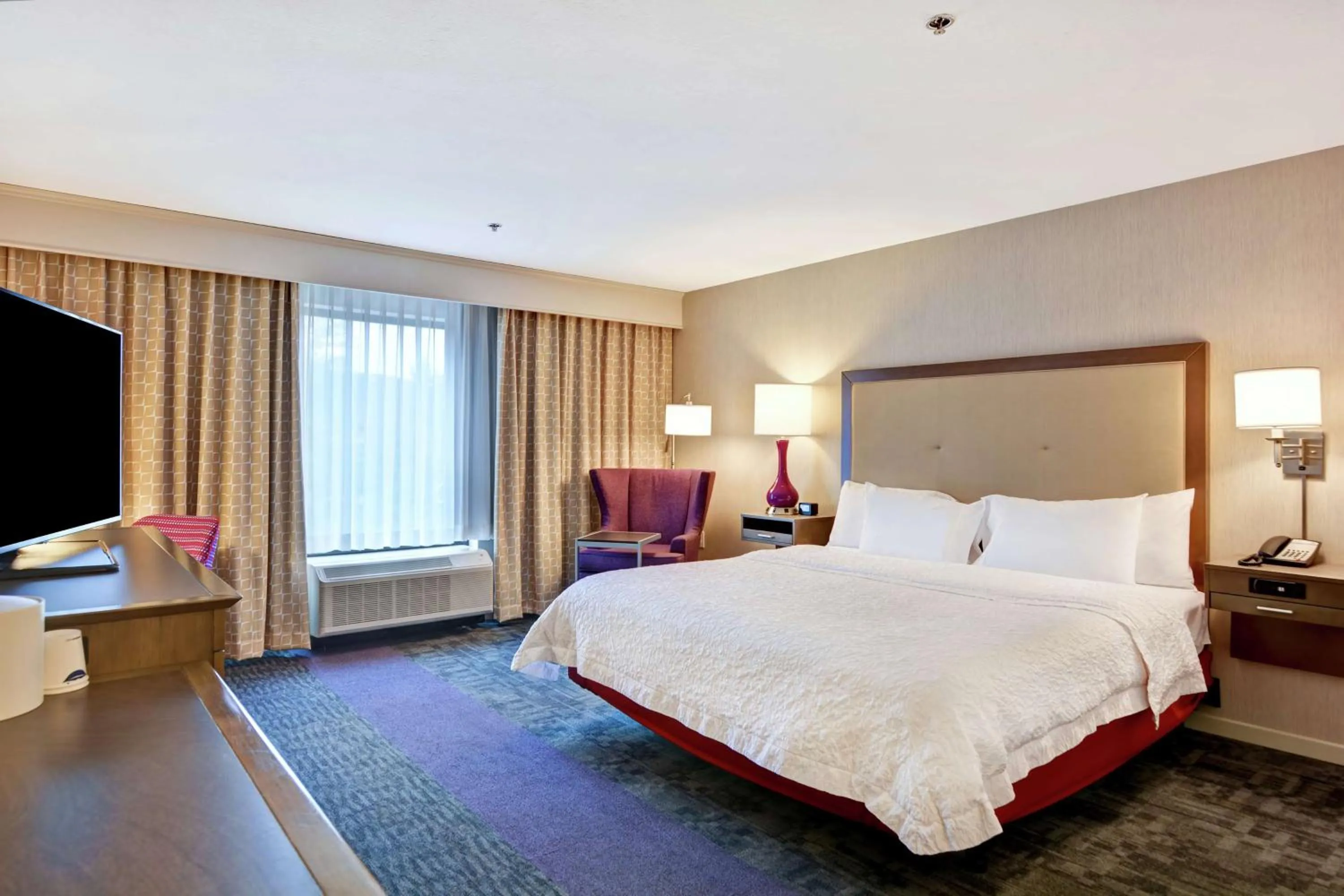 Bed in Hampton Inn Suites Ashland, Ohio