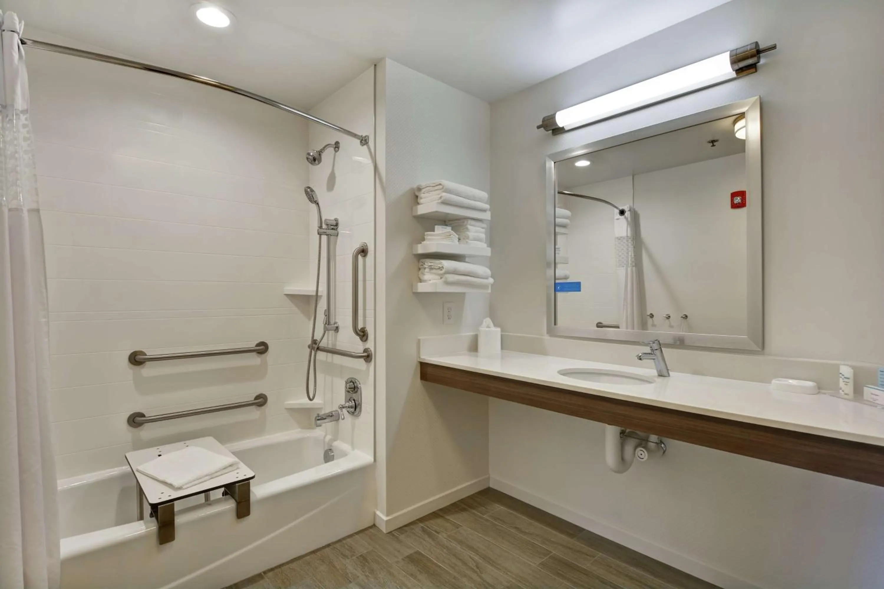 Bathroom in Hampton Inn Suites Ashland, Ohio