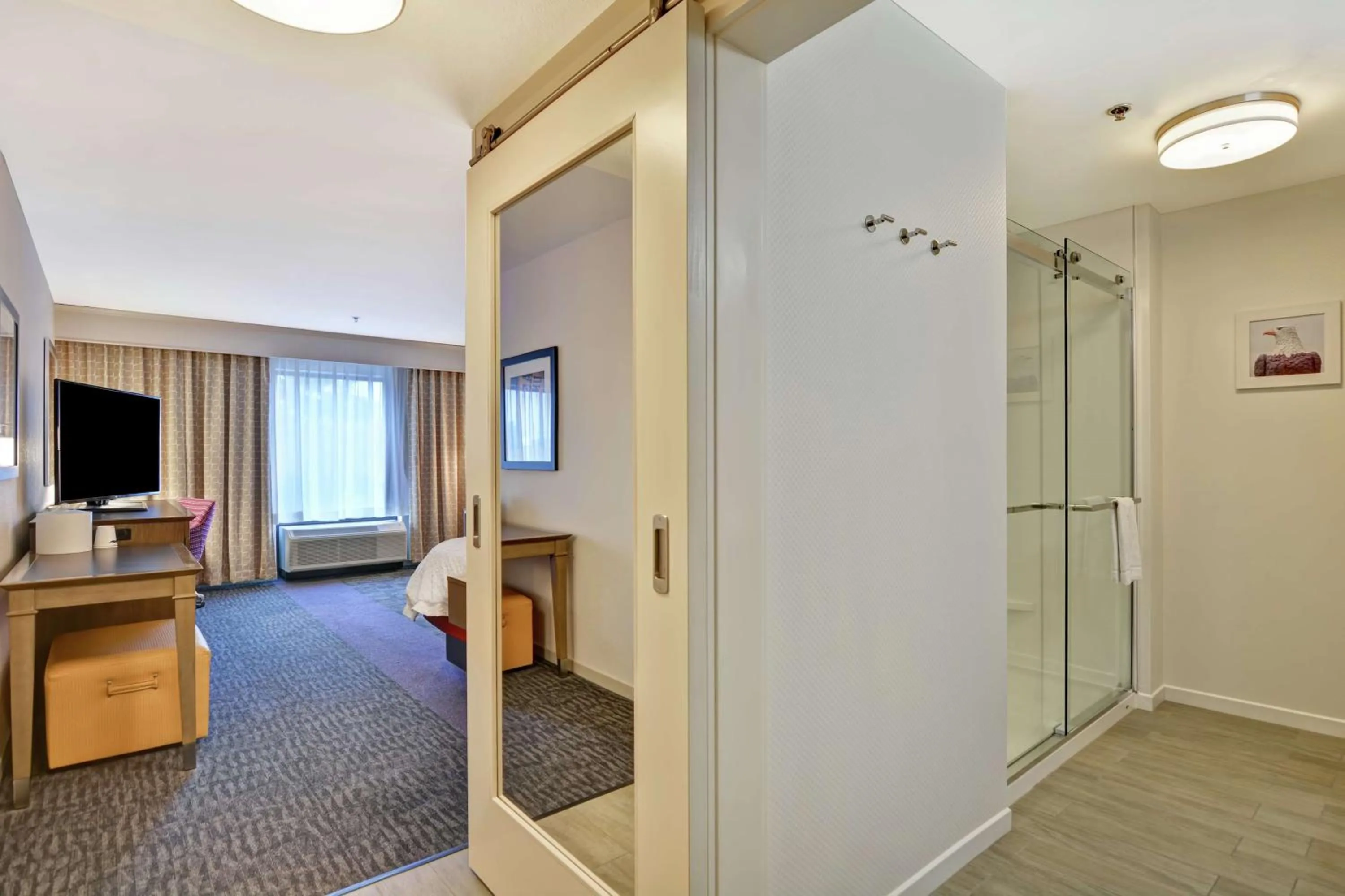 Bedroom, Bed in Hampton Inn Suites Ashland, Ohio