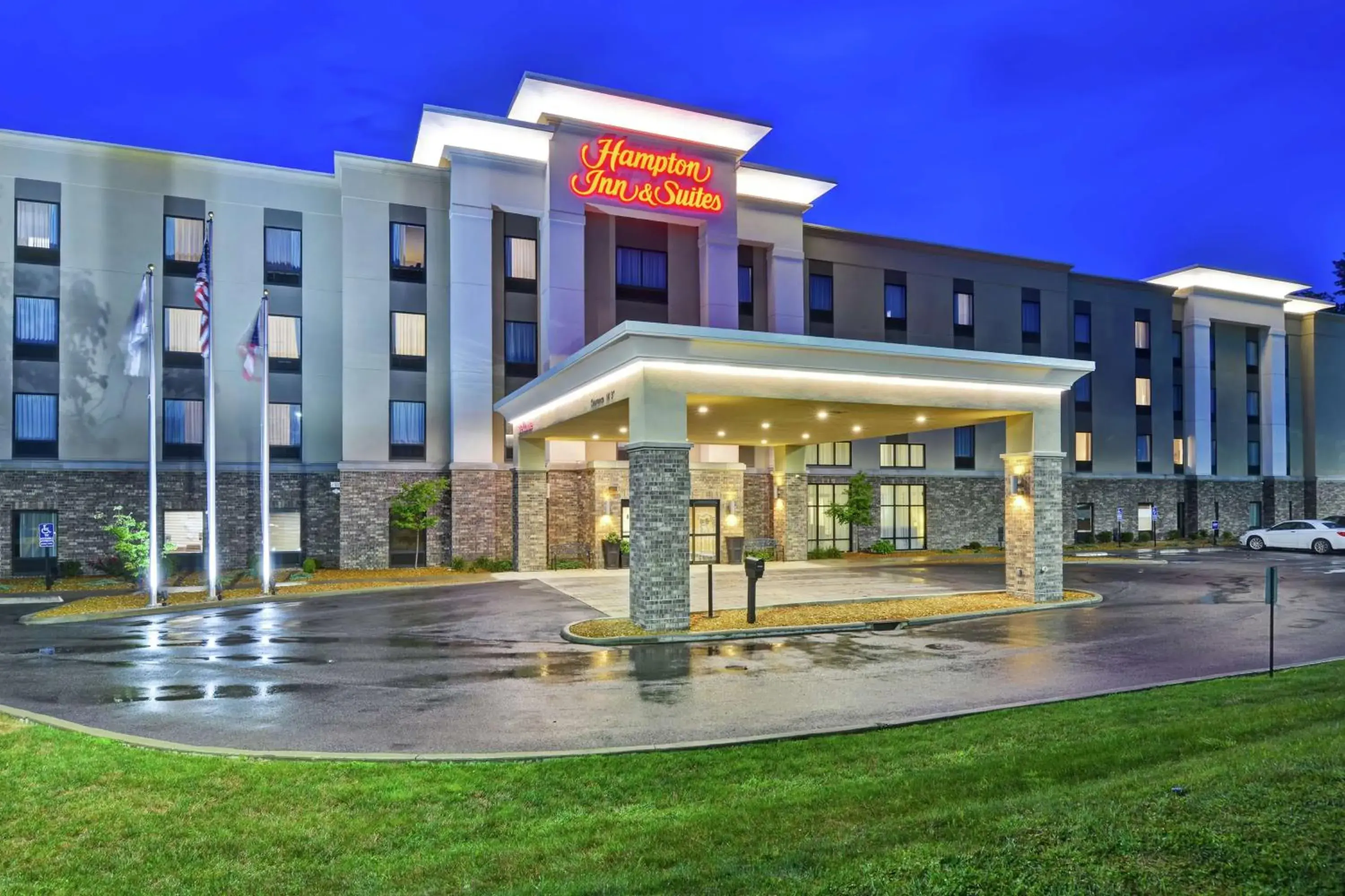 Property building in Hampton Inn Suites Ashland, Ohio Property building in Hampton Inn Suites Ashland, Ohio