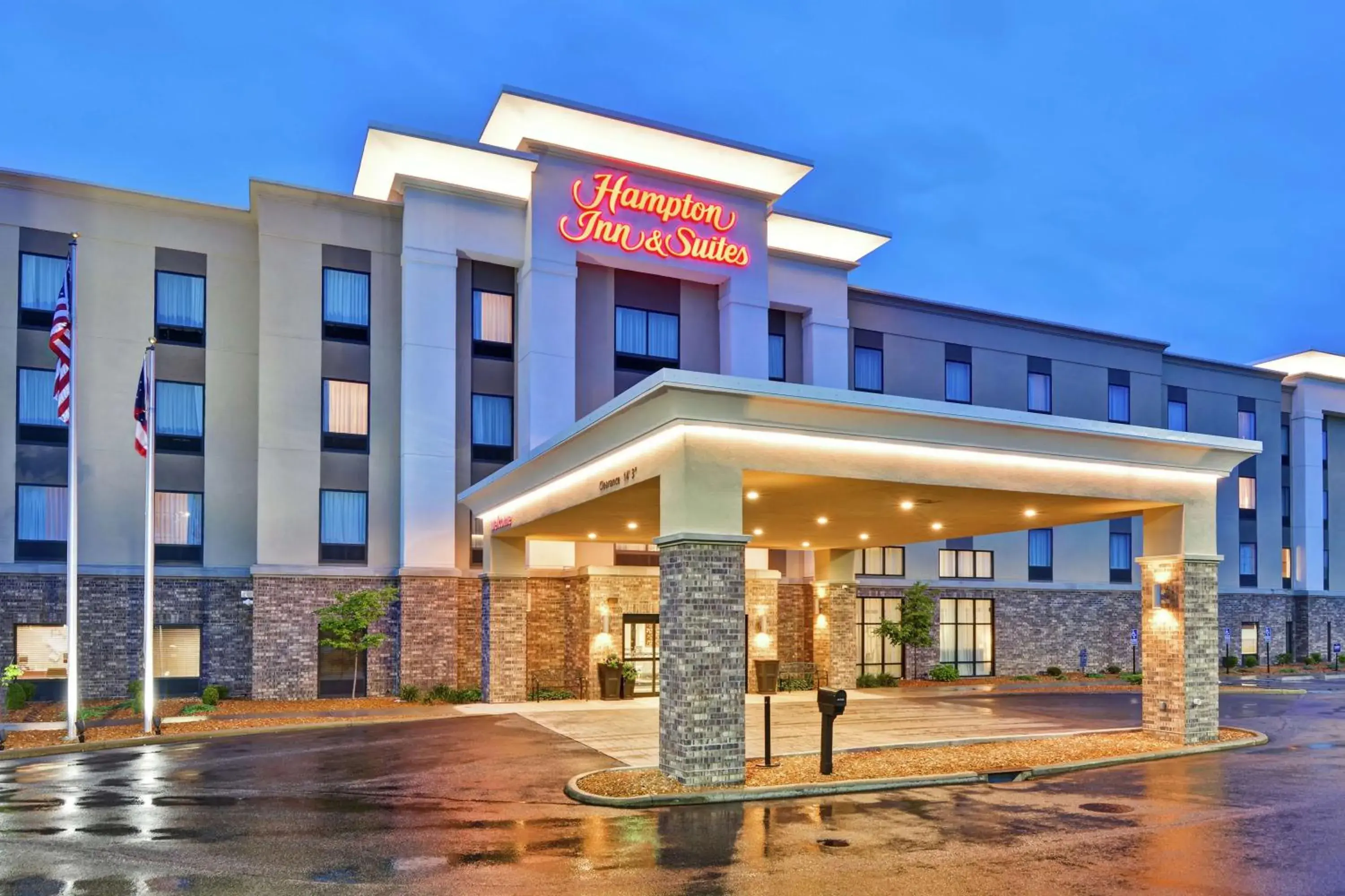 Property building in Hampton Inn Suites Ashland, Ohio Property building in Hampton Inn Suites Ashland, Ohio