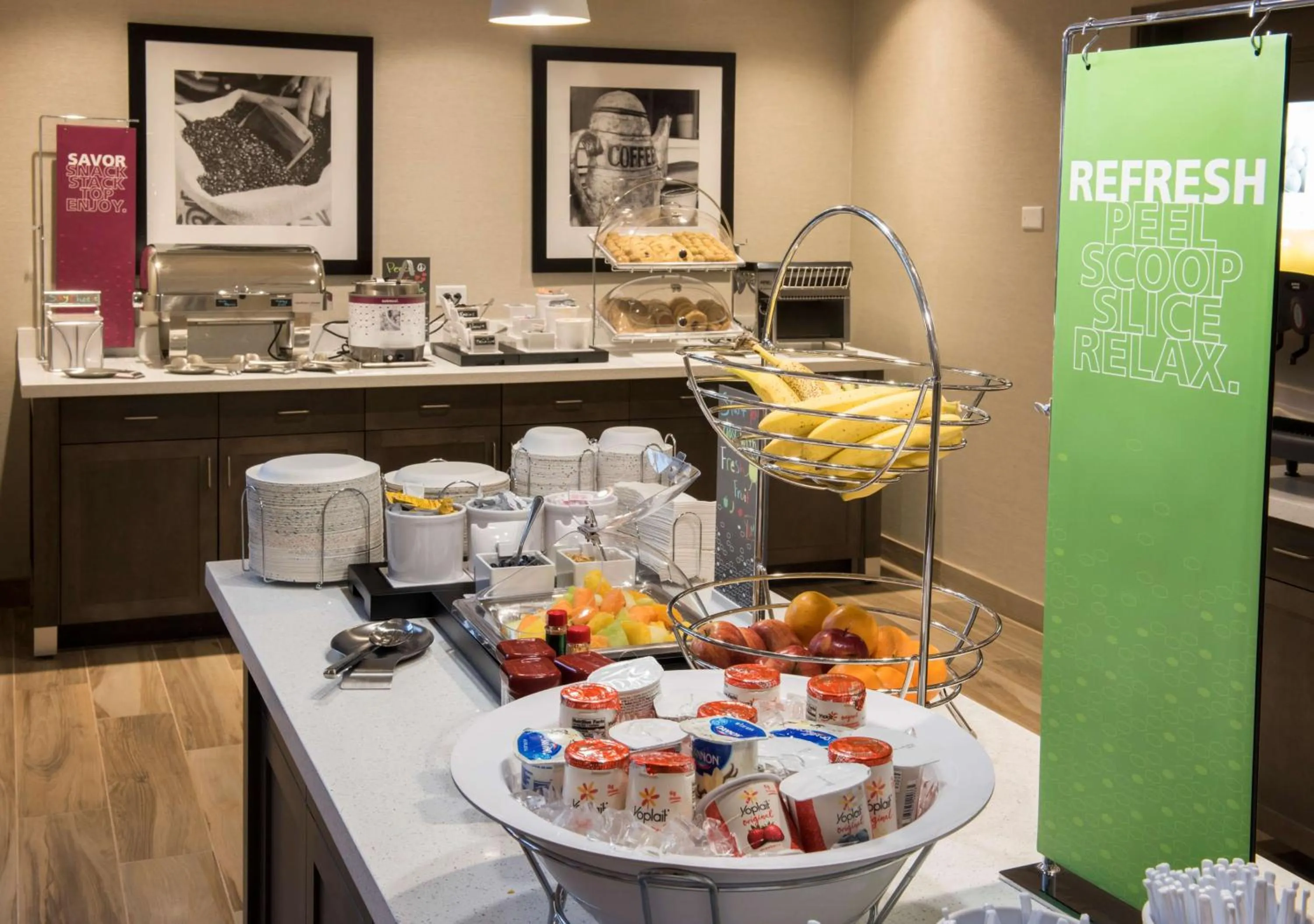 Dining area in Hampton Inn & Suites Seattle/Redmond Wa