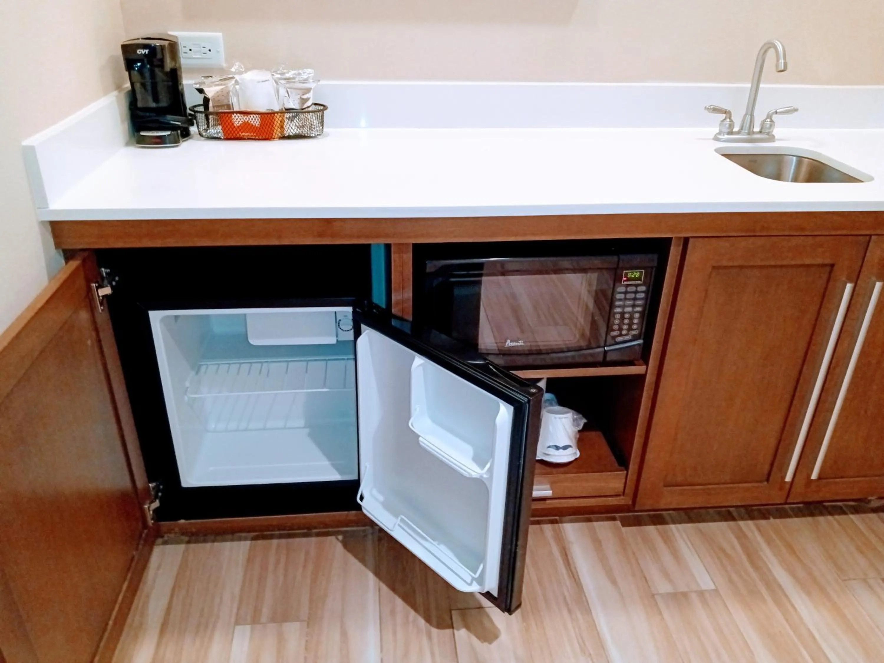 microwave in Hampton Inn & Suites Seattle/Redmond Wa