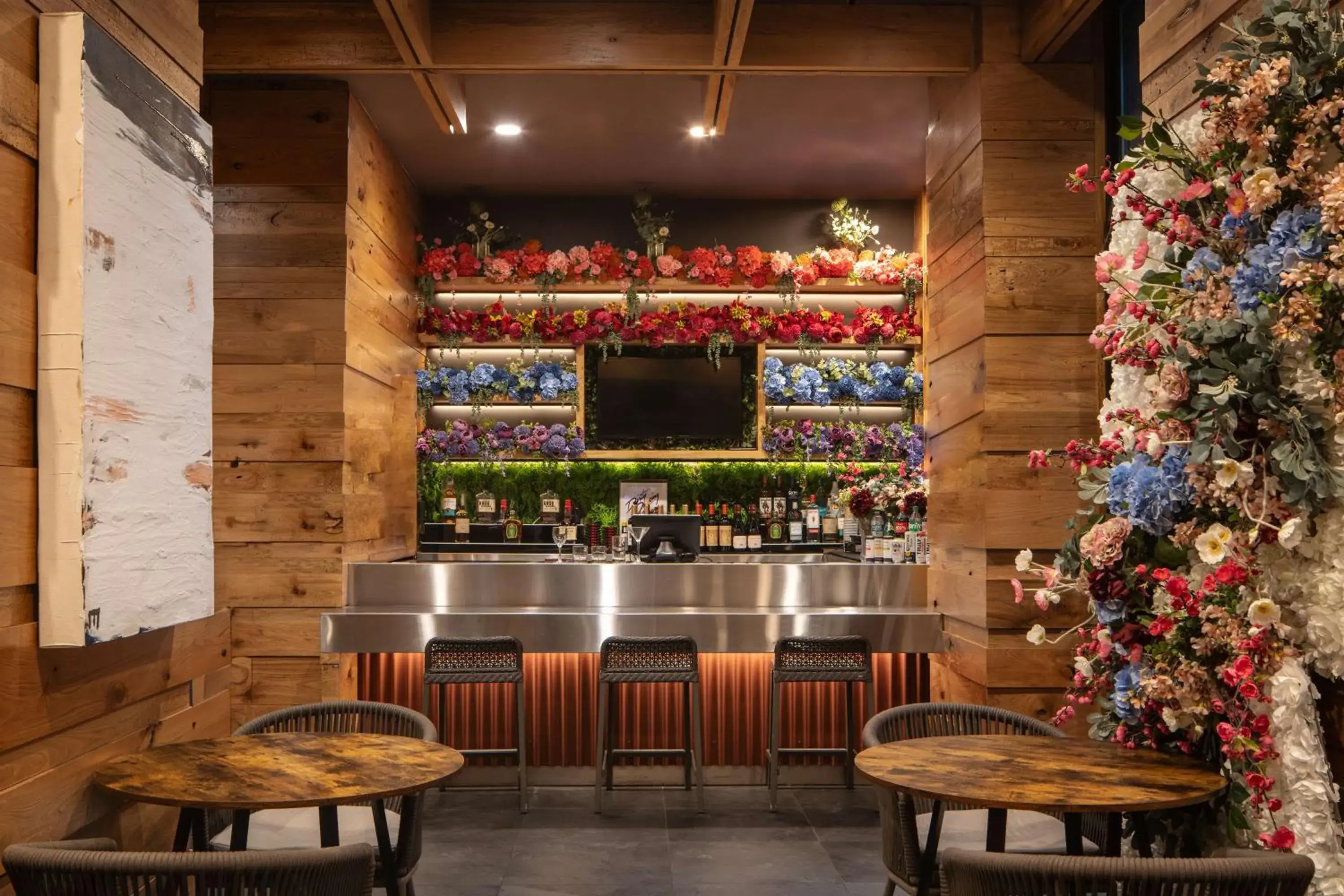 Lounge or bar in Embassy Suites By Hilton New York Manhattan Times Square Lounge or bar in Embassy Suites By Hilton New York Manhattan Times Square