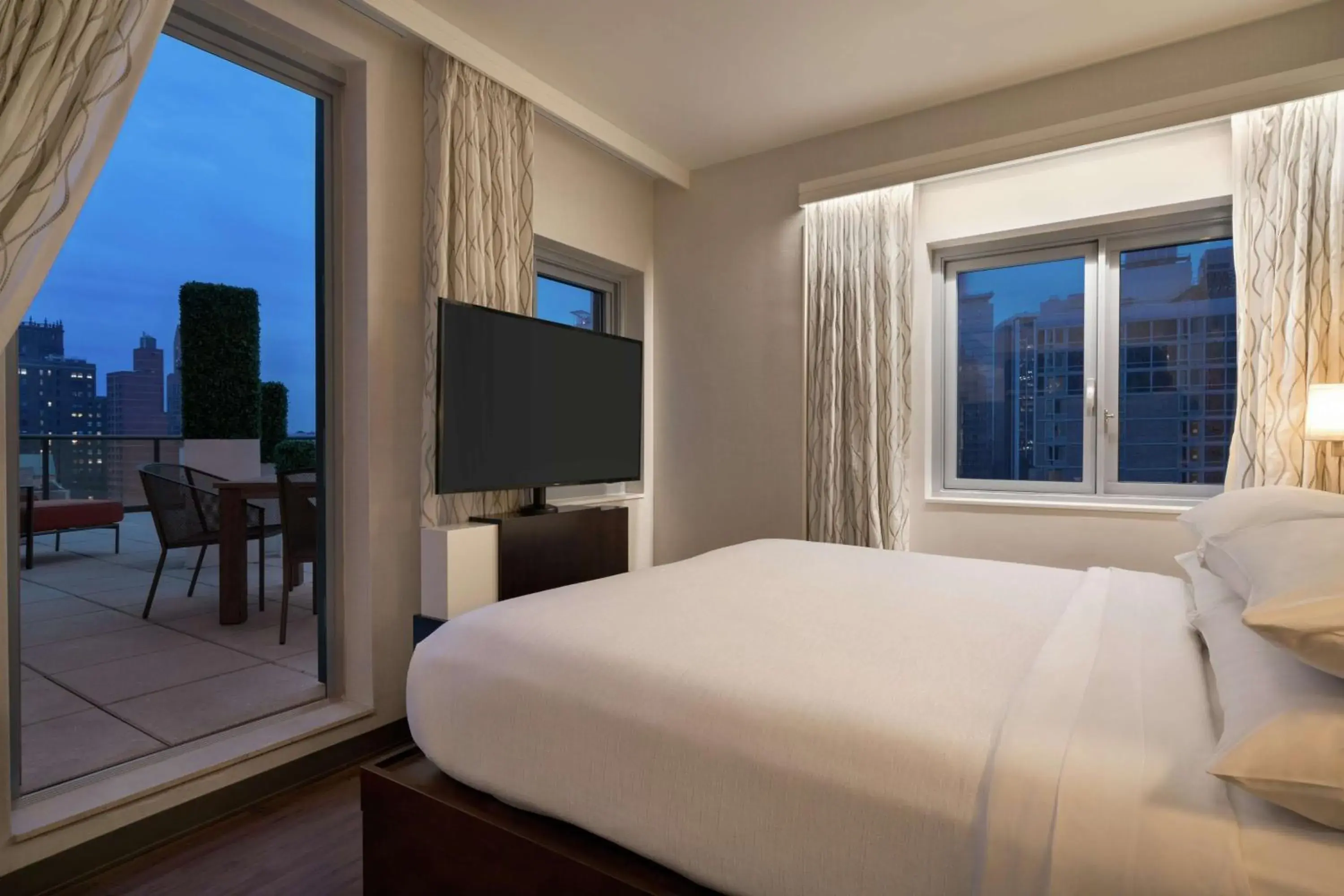 Bed in Embassy Suites By Hilton New York Manhattan Times Square Bed in Embassy Suites By Hilton New York Manhattan Times Square