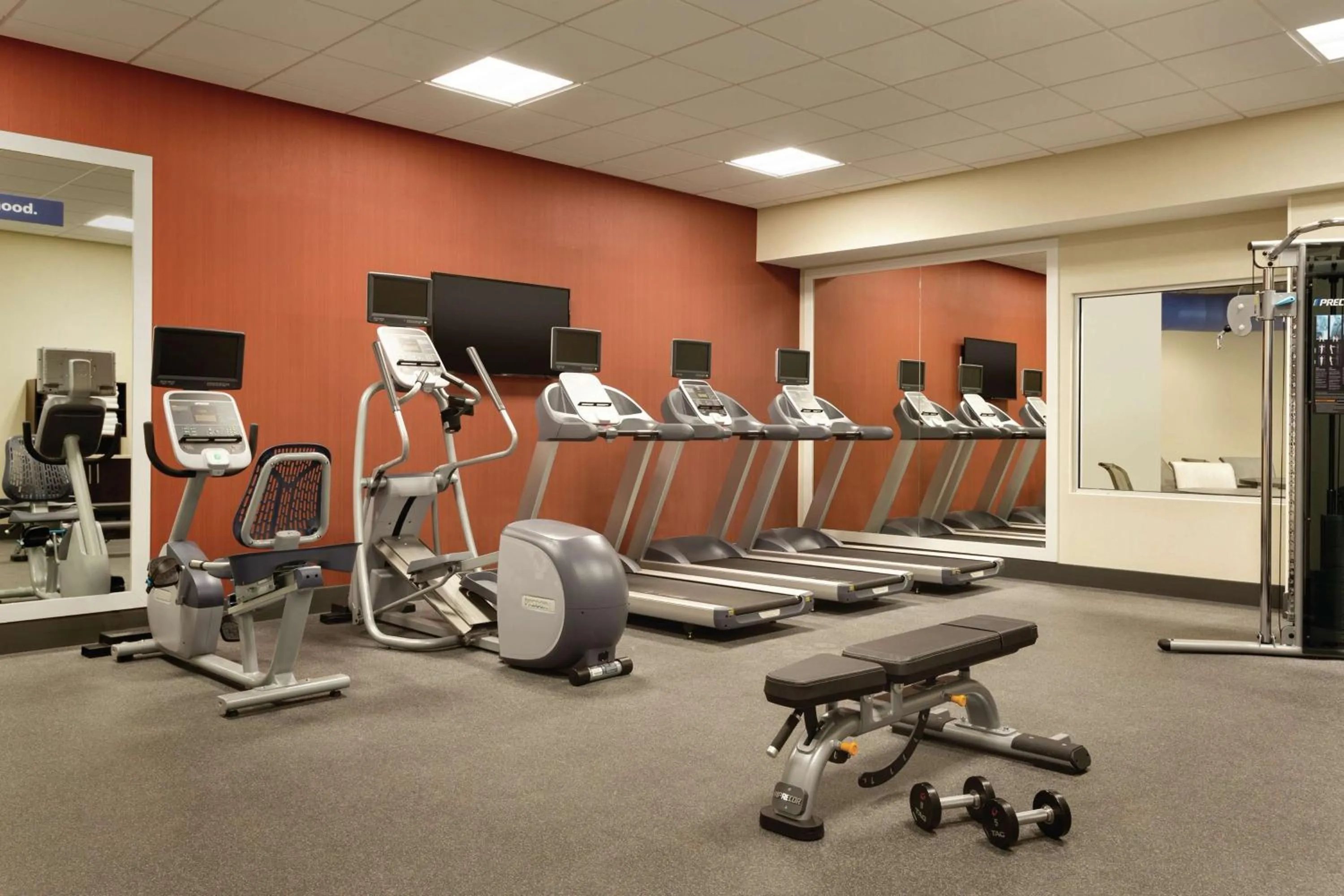 Fitness centre/facilities in Hampton Inn, St. Albans Vt