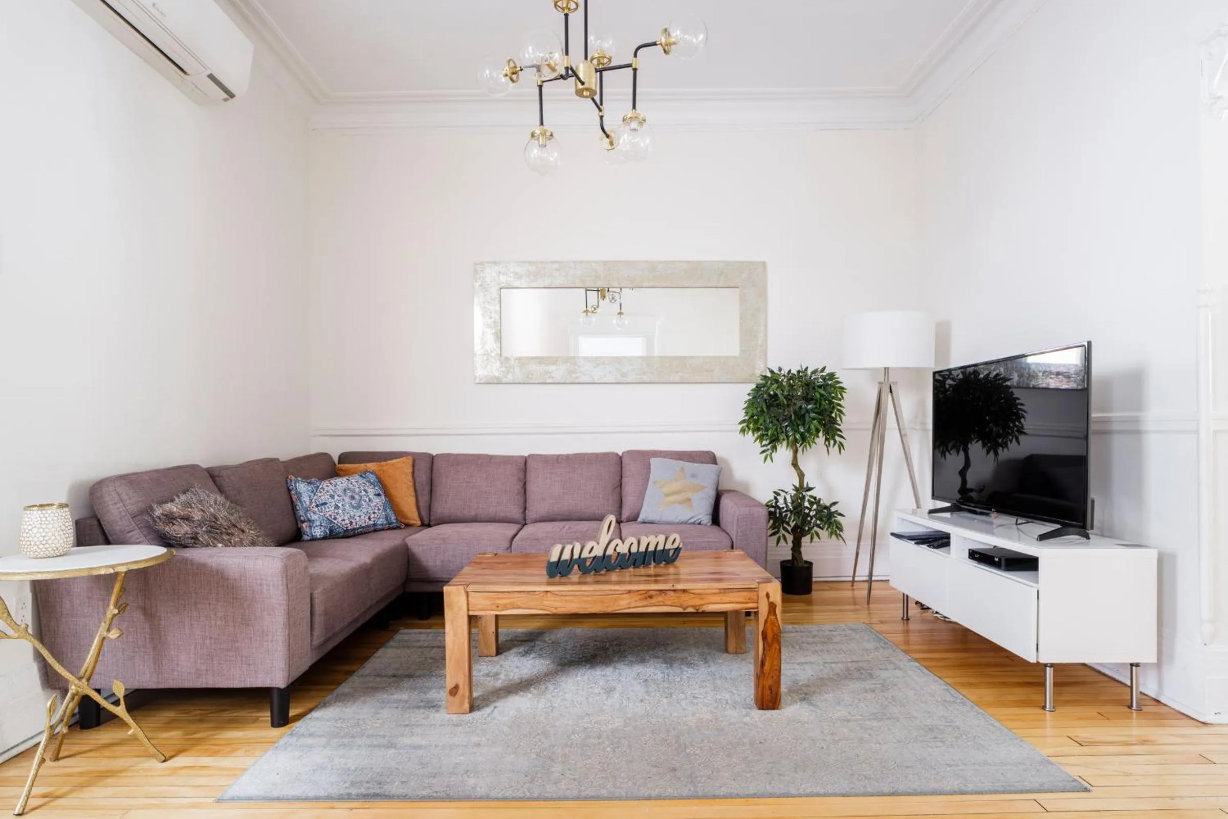 TV and multimedia in MTLVacationRentals -The Chic Laurier