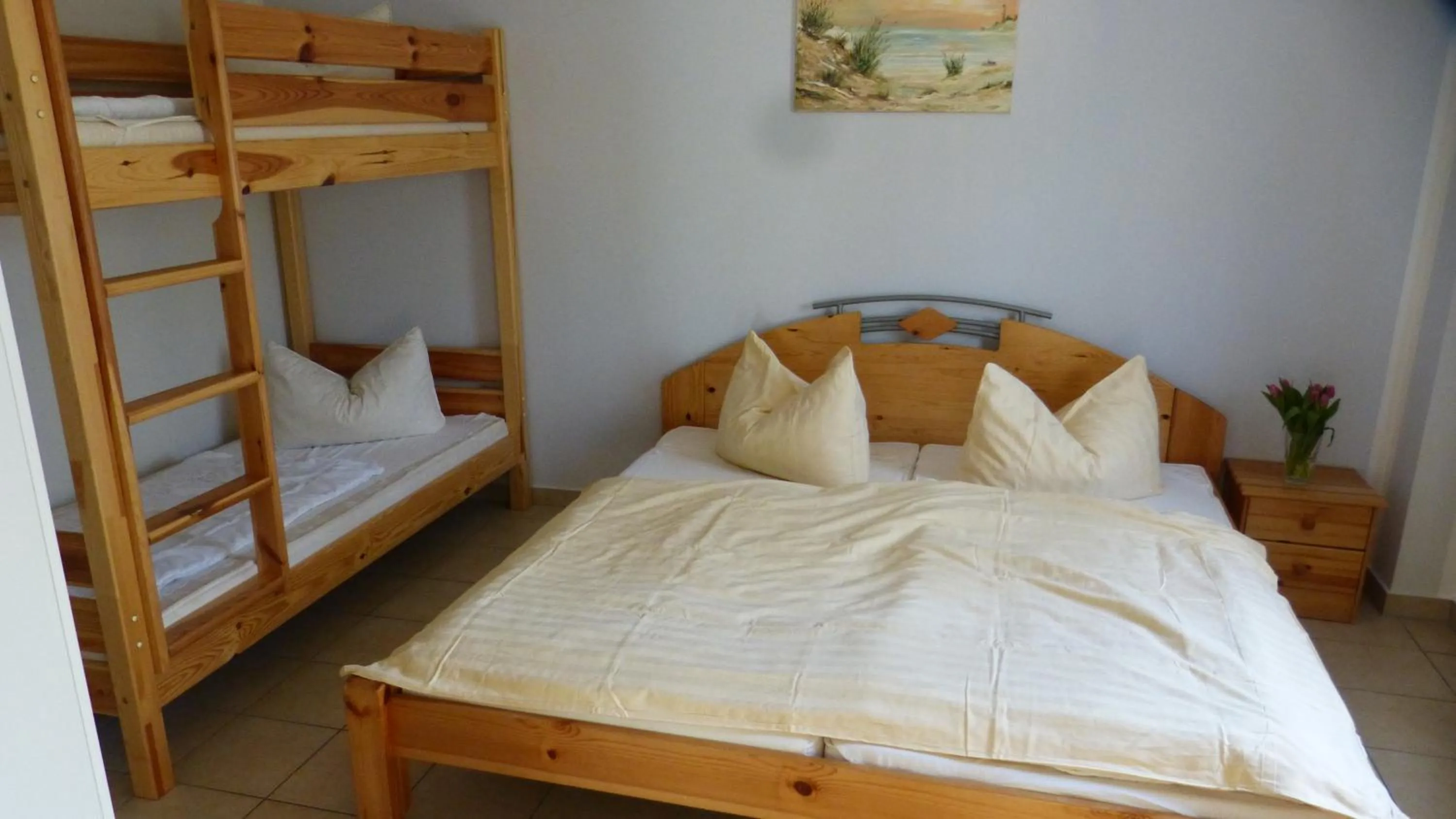 bunk bed, Bed in Bernstein Appartements