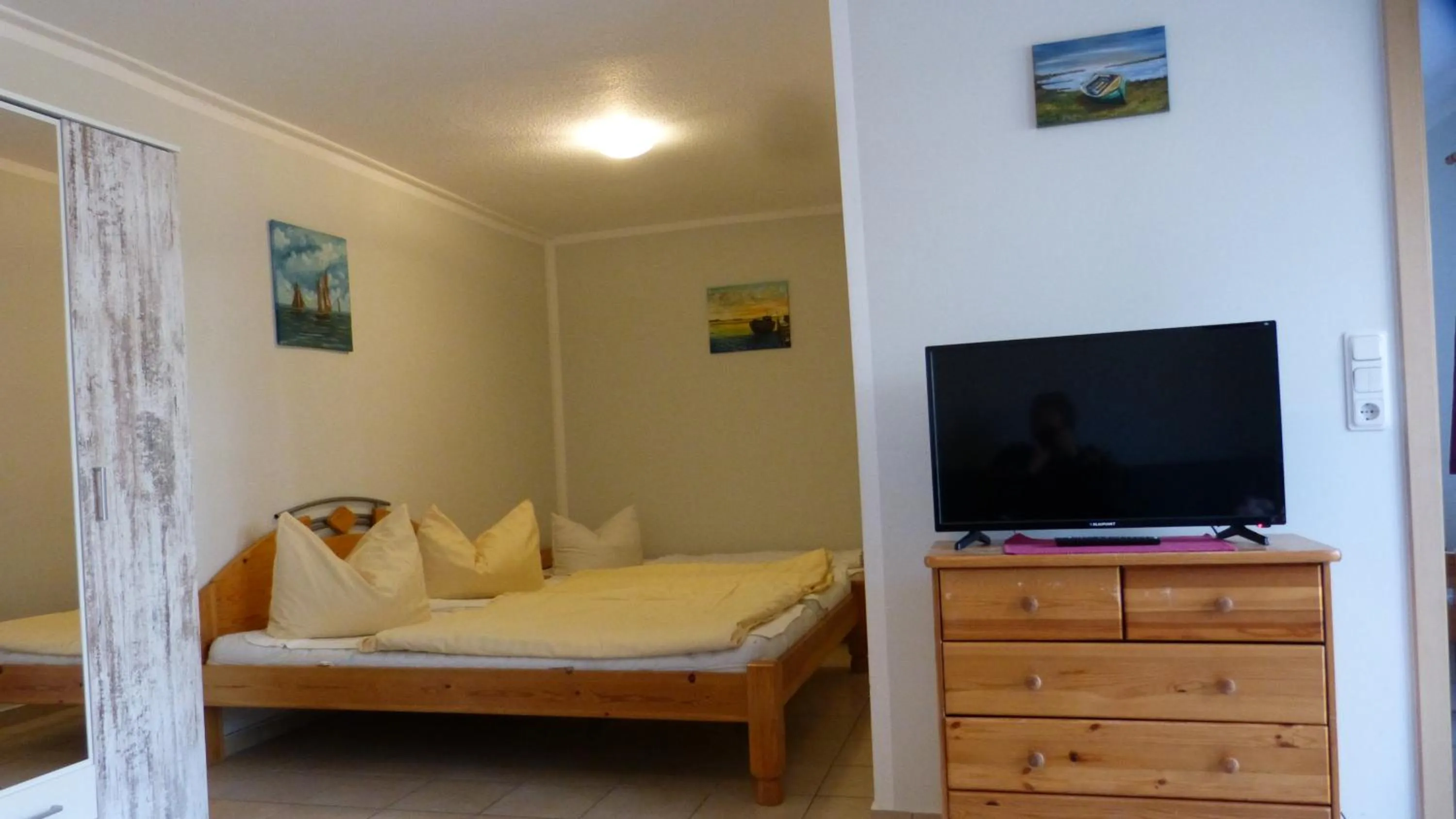 Photo of the whole room, Bed in Bernstein Appartements