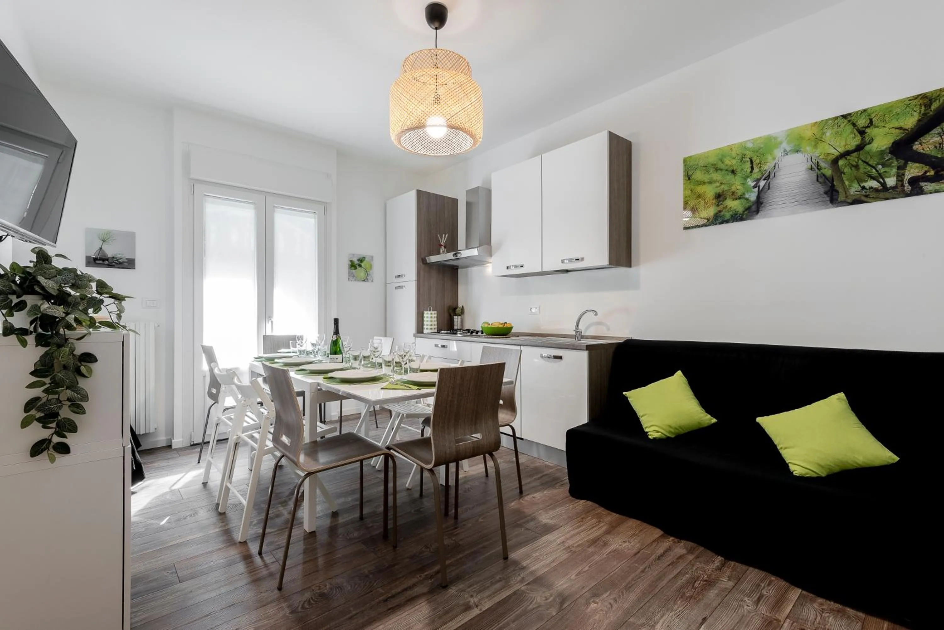 Dining area in StayEasy Filzi11 - 3 Bedrooms, 2 baths - Central Station