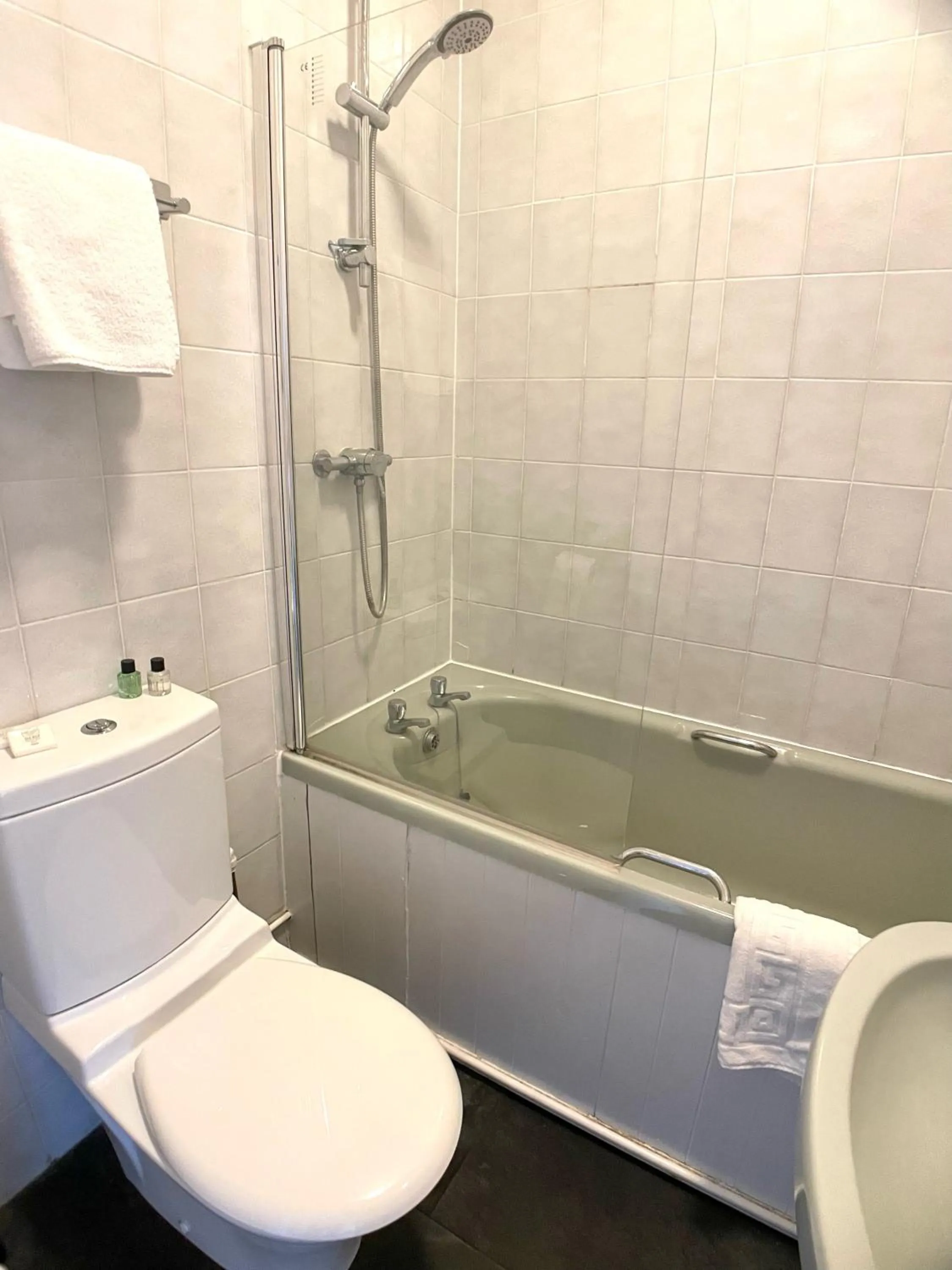 Shower in The Lawns Hotel