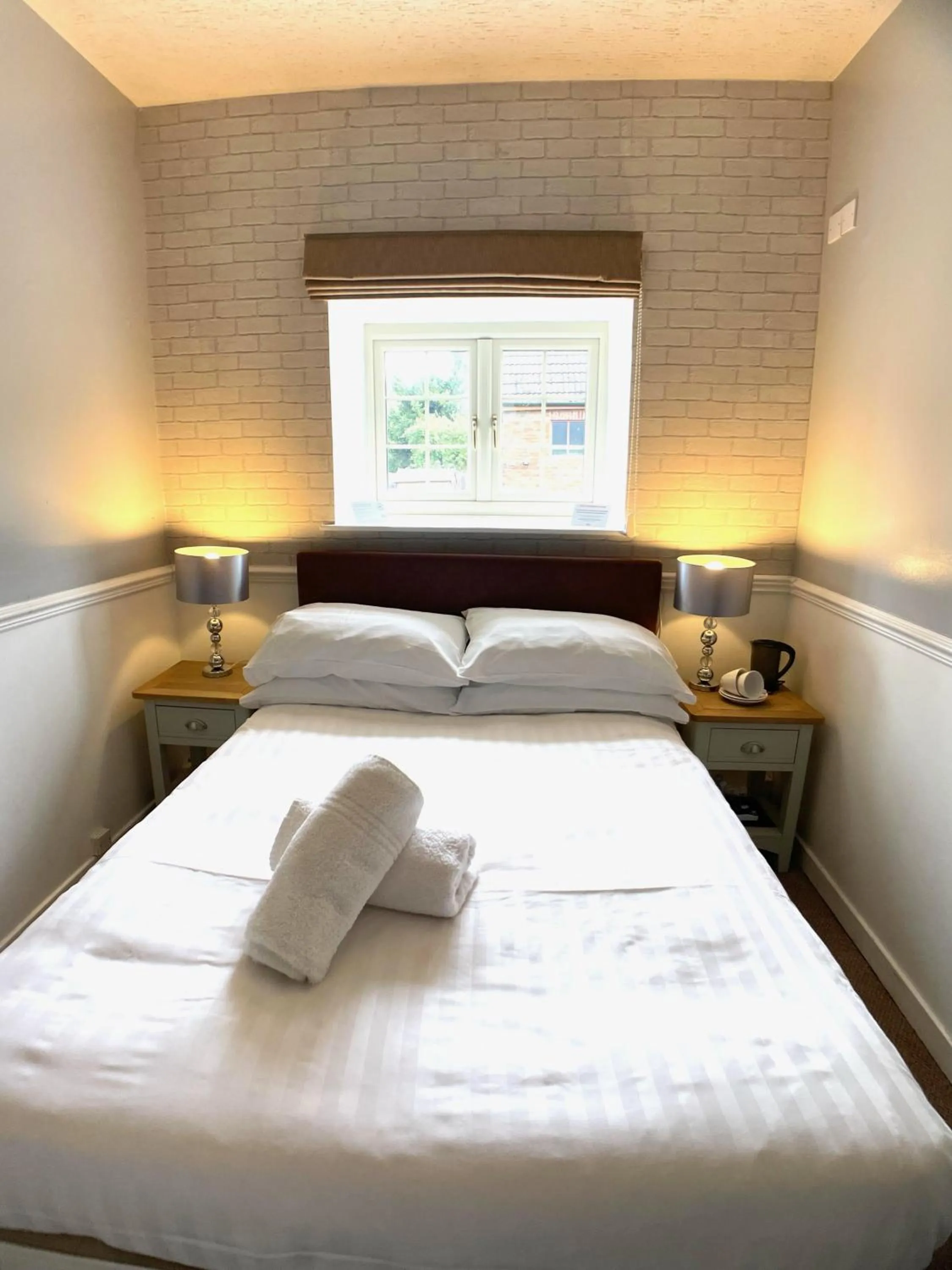 Bedroom, Bed in The Lawns Hotel