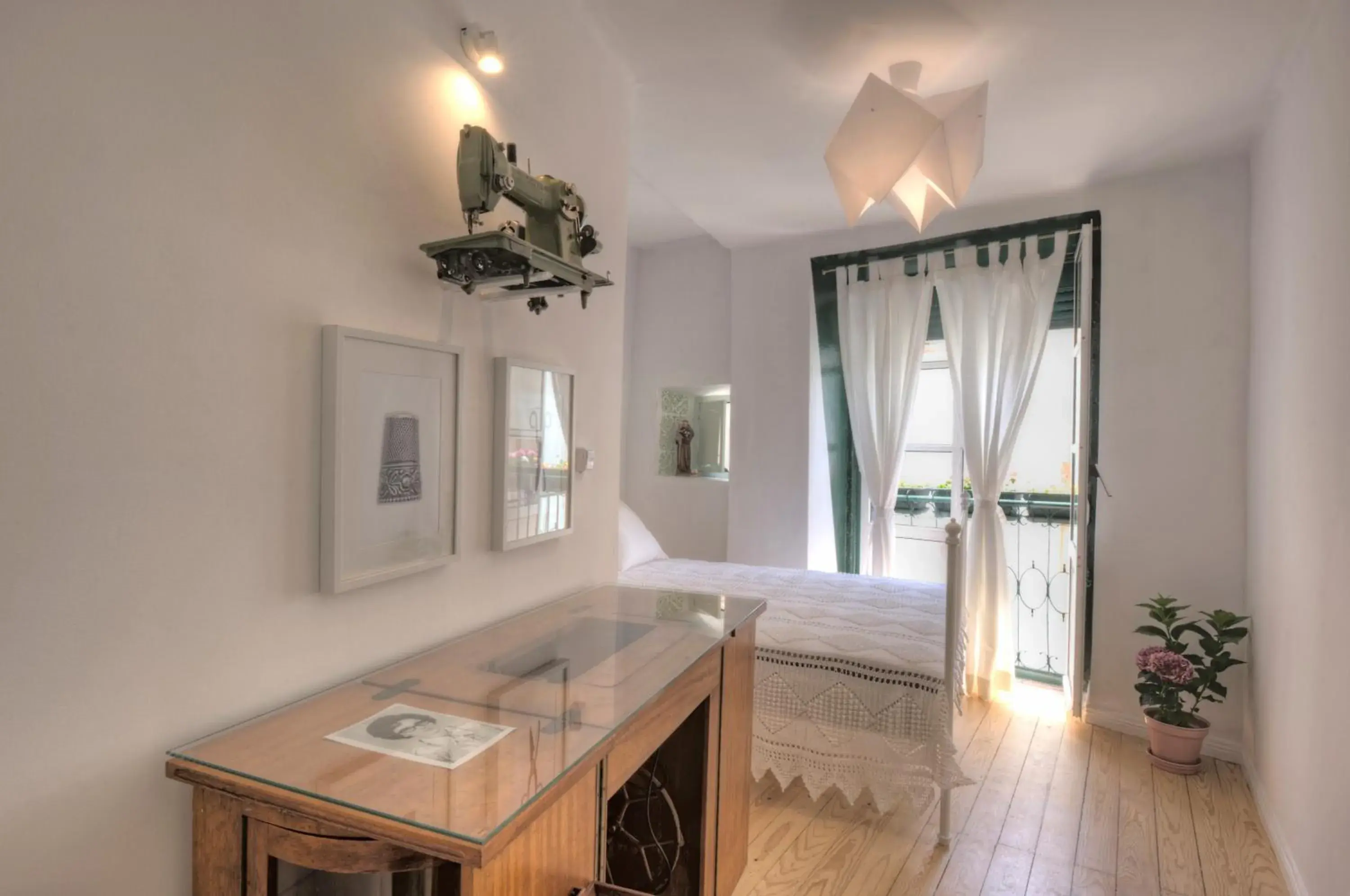 Stay local in Alfama! Alice central home, near river Stay local in Alfama! Alice central home, near river