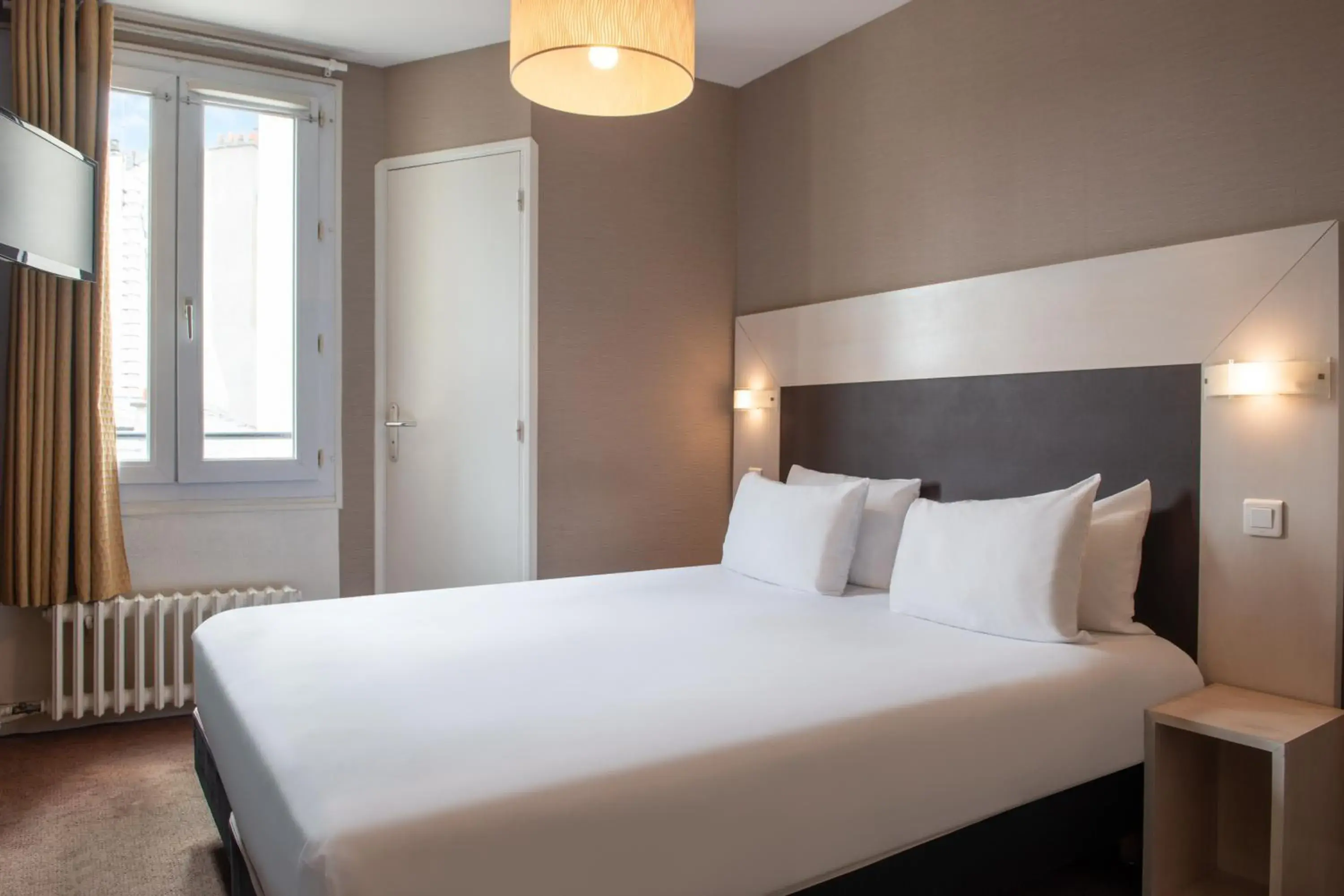 Photo of the whole room, Bed in Hôtel Baldi by Magna Arbor Photo of the whole room, Bed in Hôtel Baldi by Magna Arbor