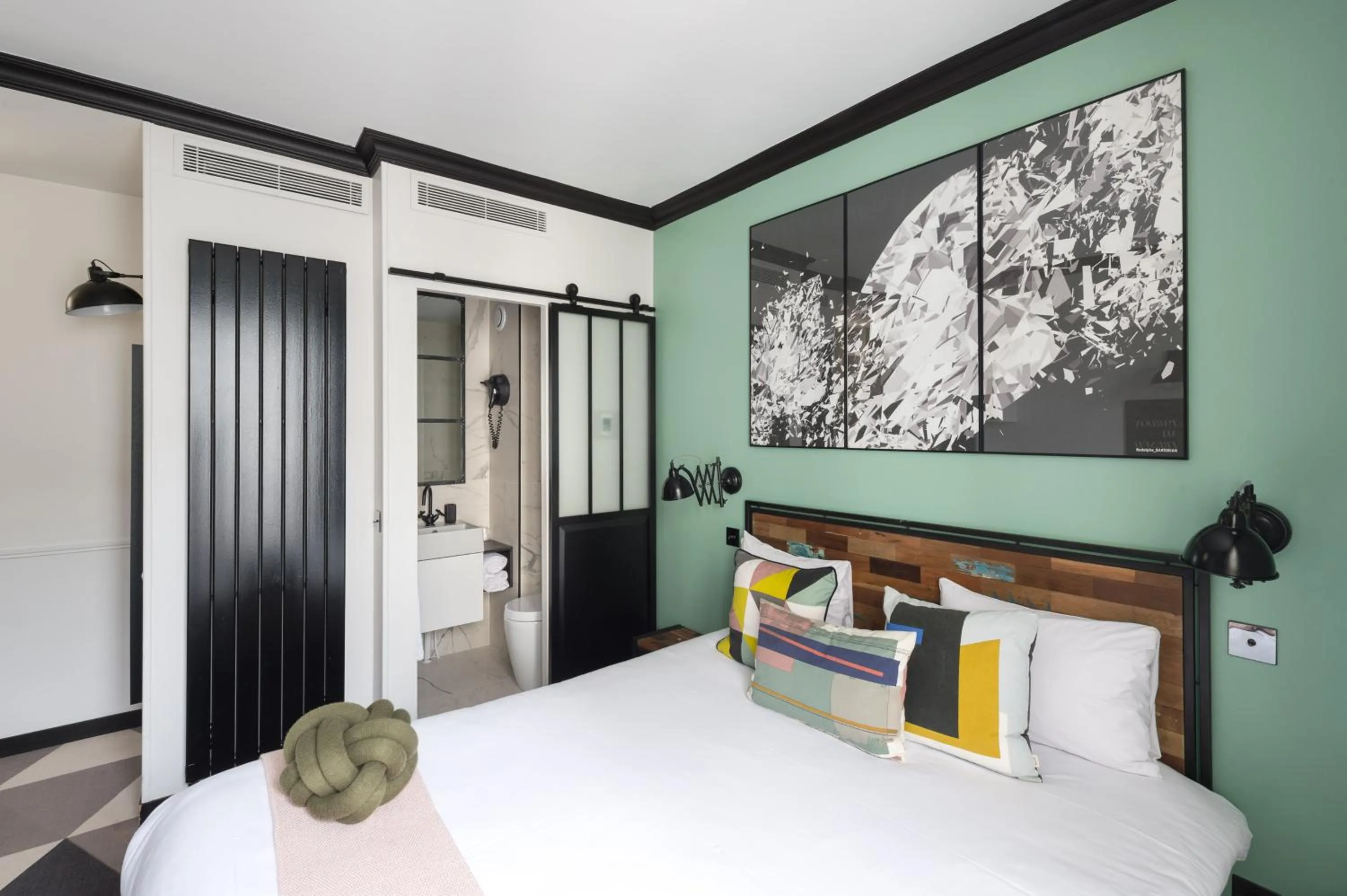 Bedroom, Bed in Madrigal