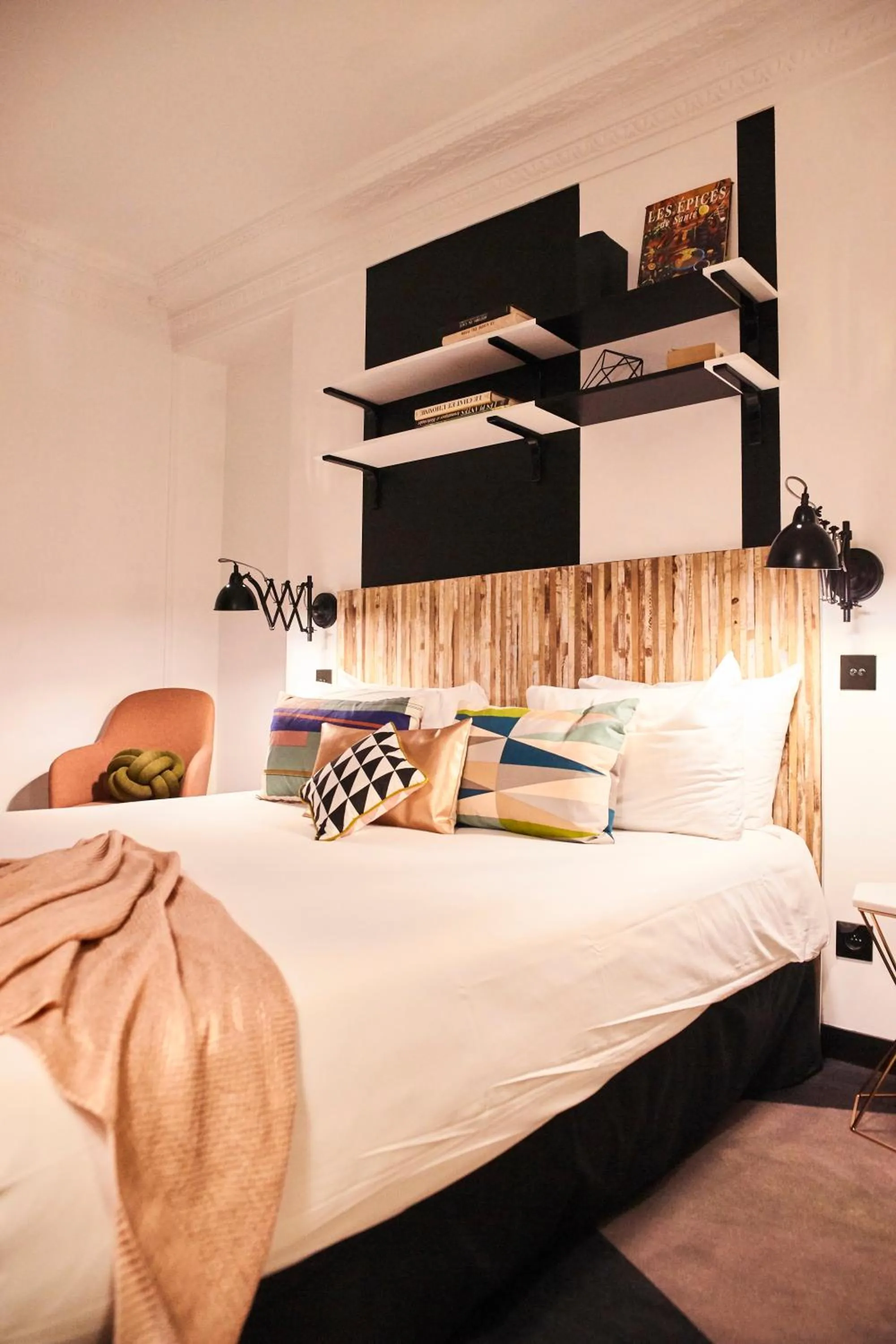 Bedroom, Bed in Madrigal