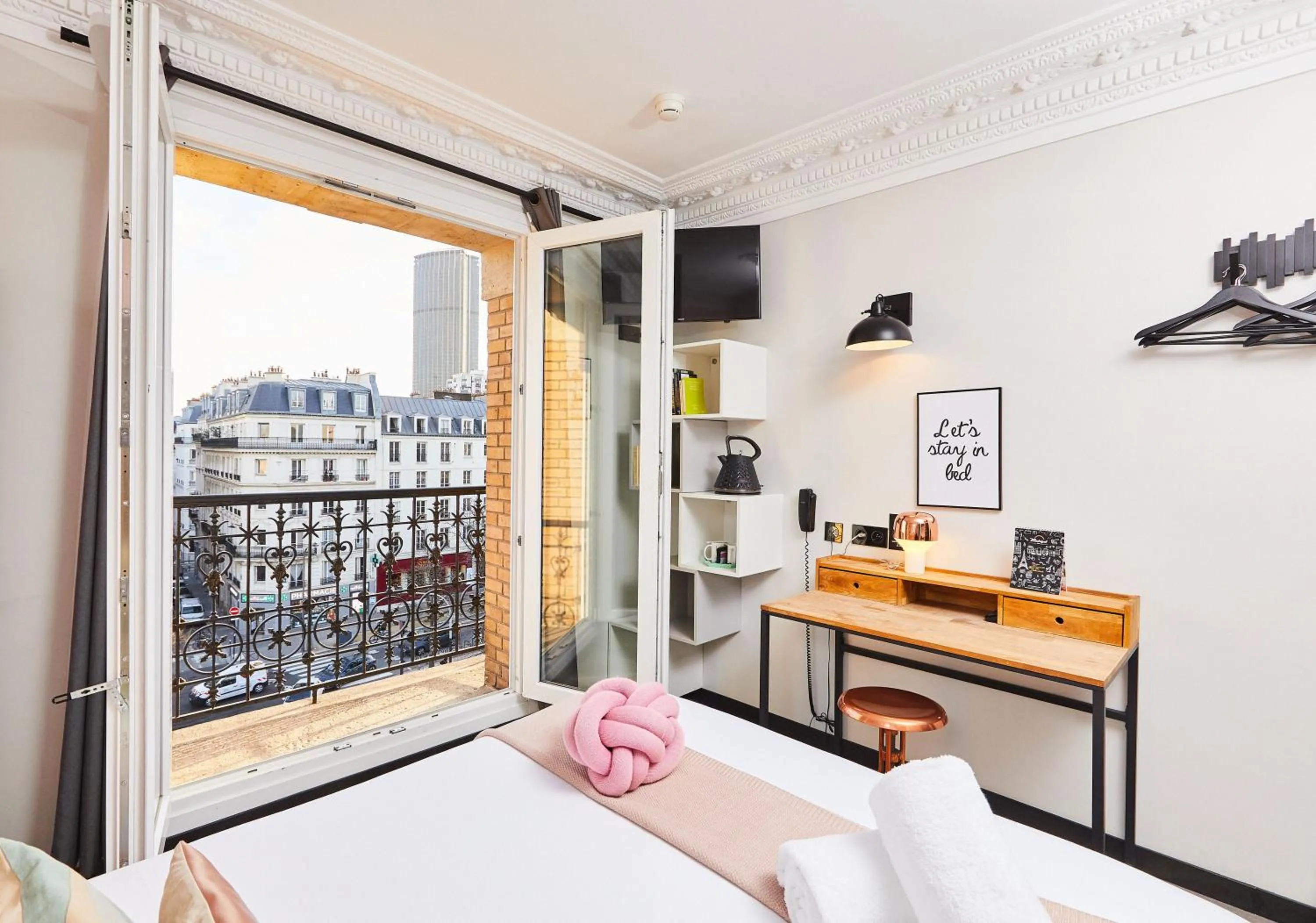 City view, Bed in Madrigal