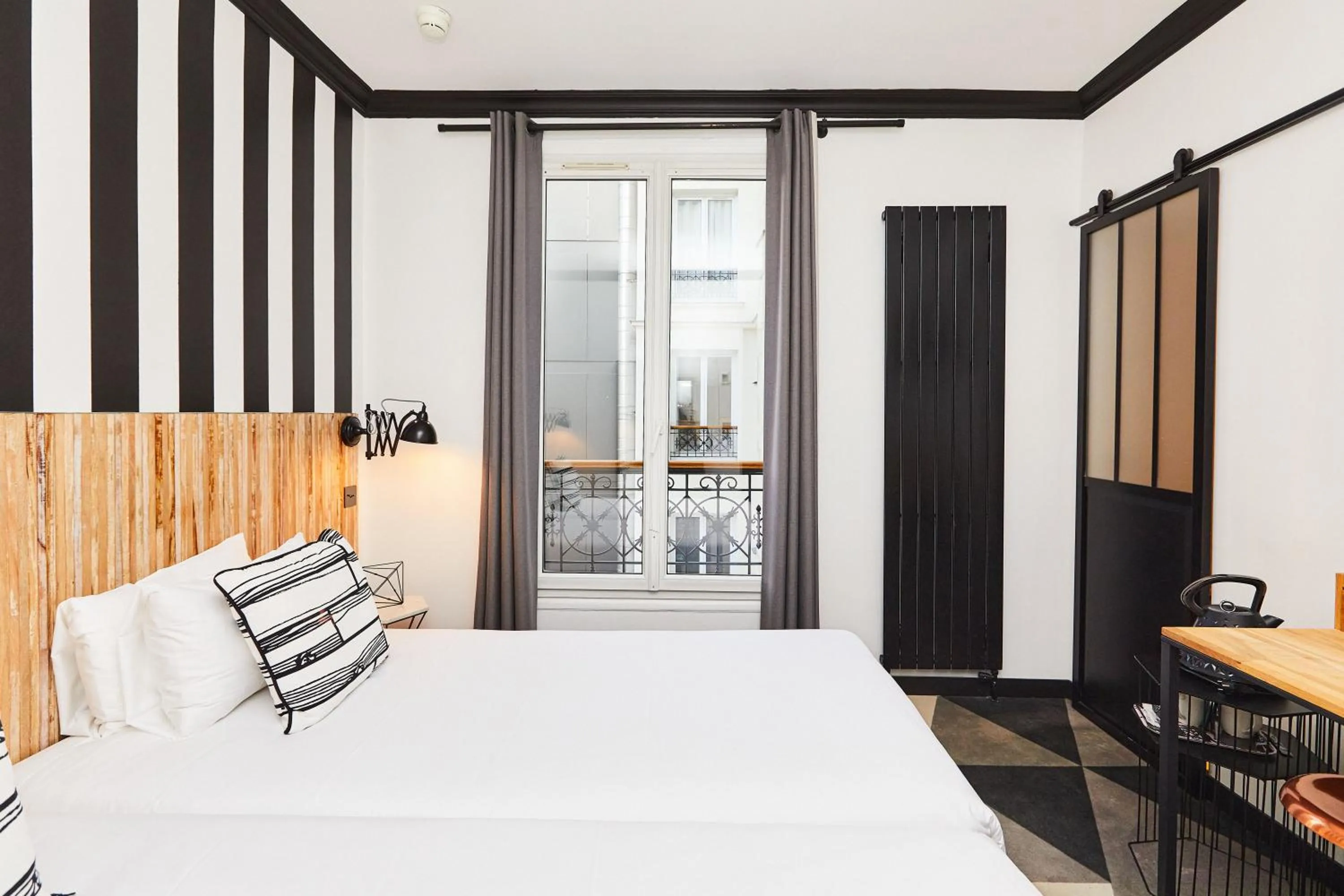 Bedroom, Bed in Madrigal