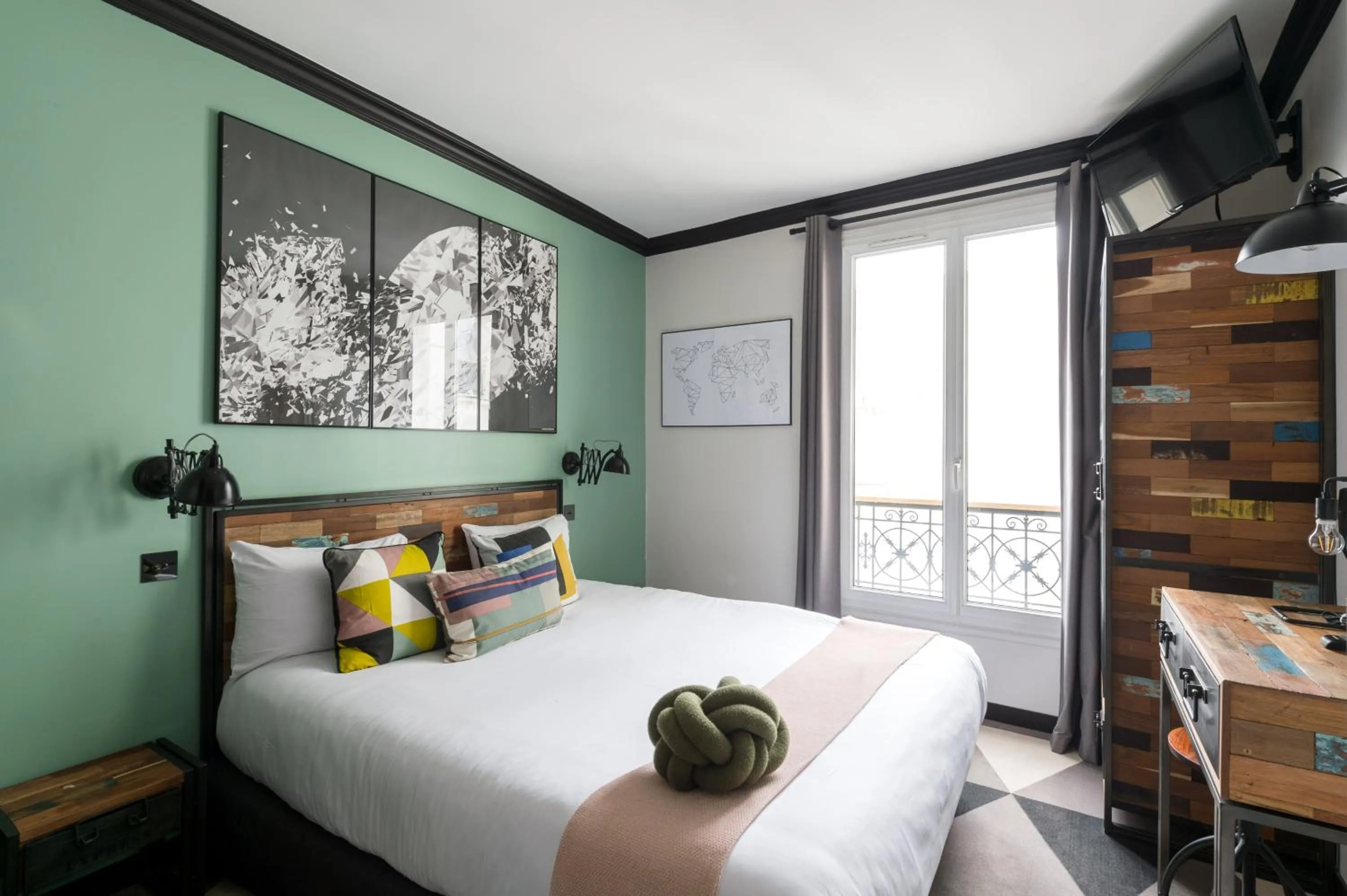 Bedroom, Bed in Madrigal