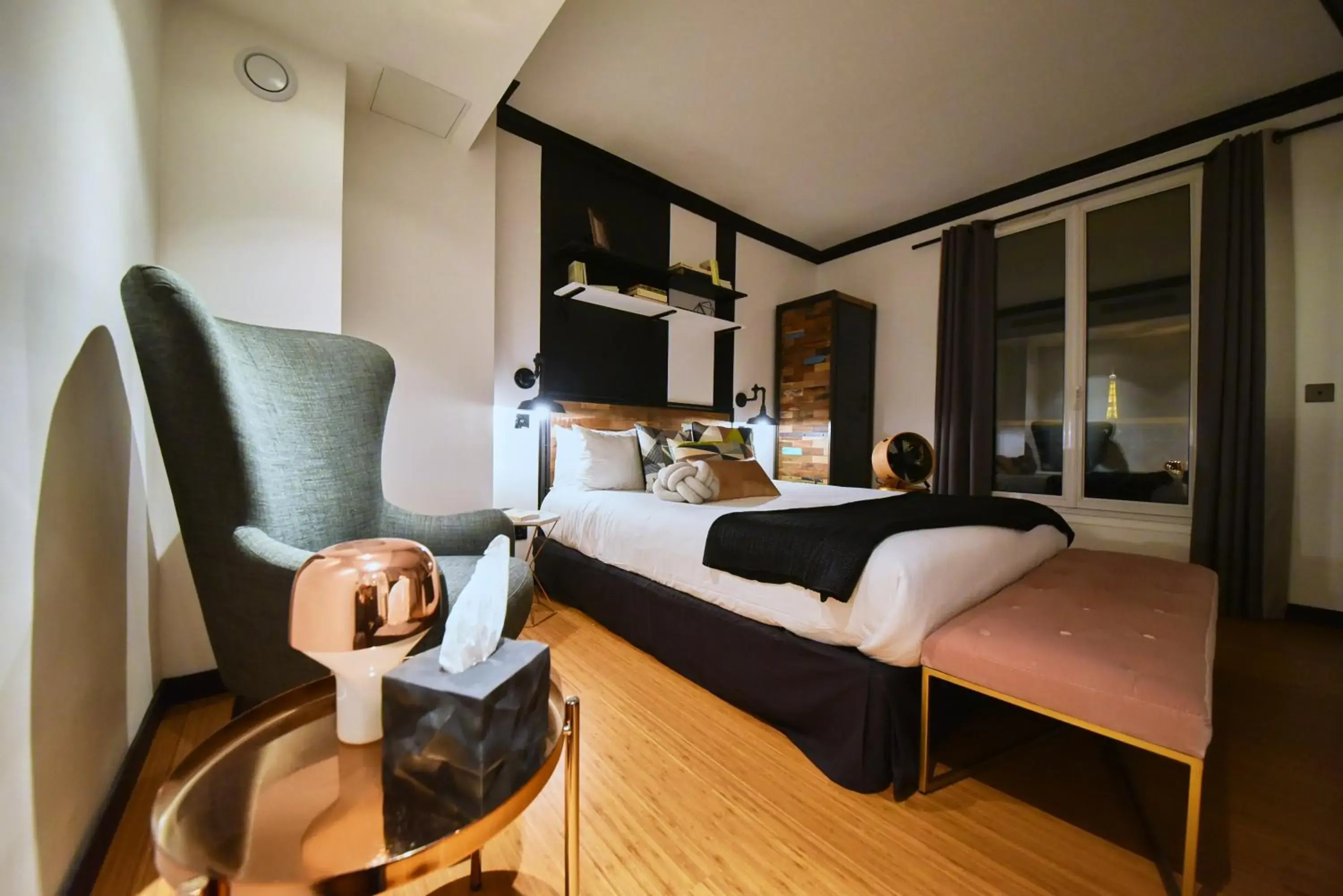 Bird's eye view, Bed in Madrigal Bird's eye view, Bed in Madrigal