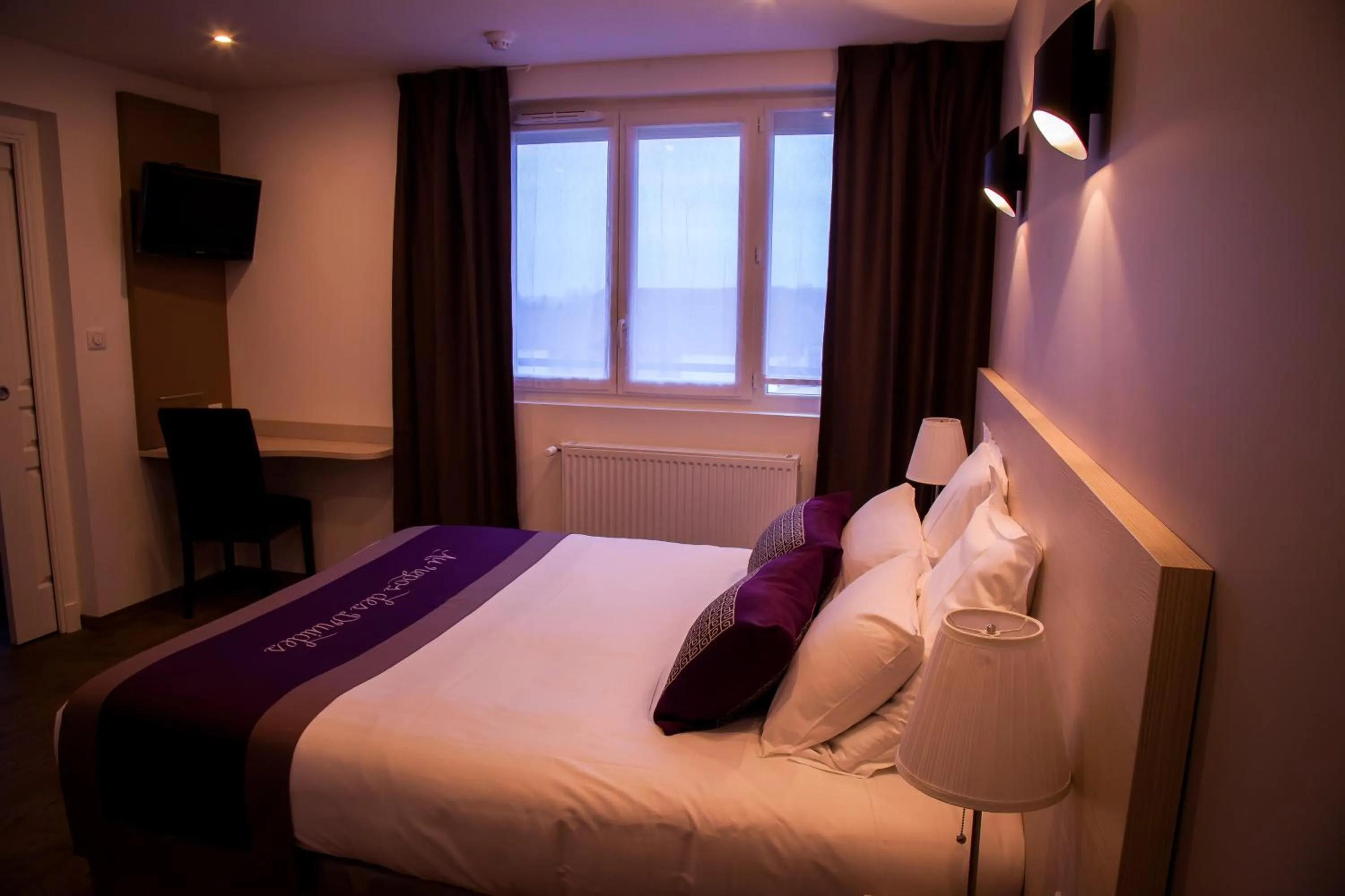 Photo of the whole room, Bed in The Originals City, le Relais des Carnutes Brezolles Verneuil sur Avre