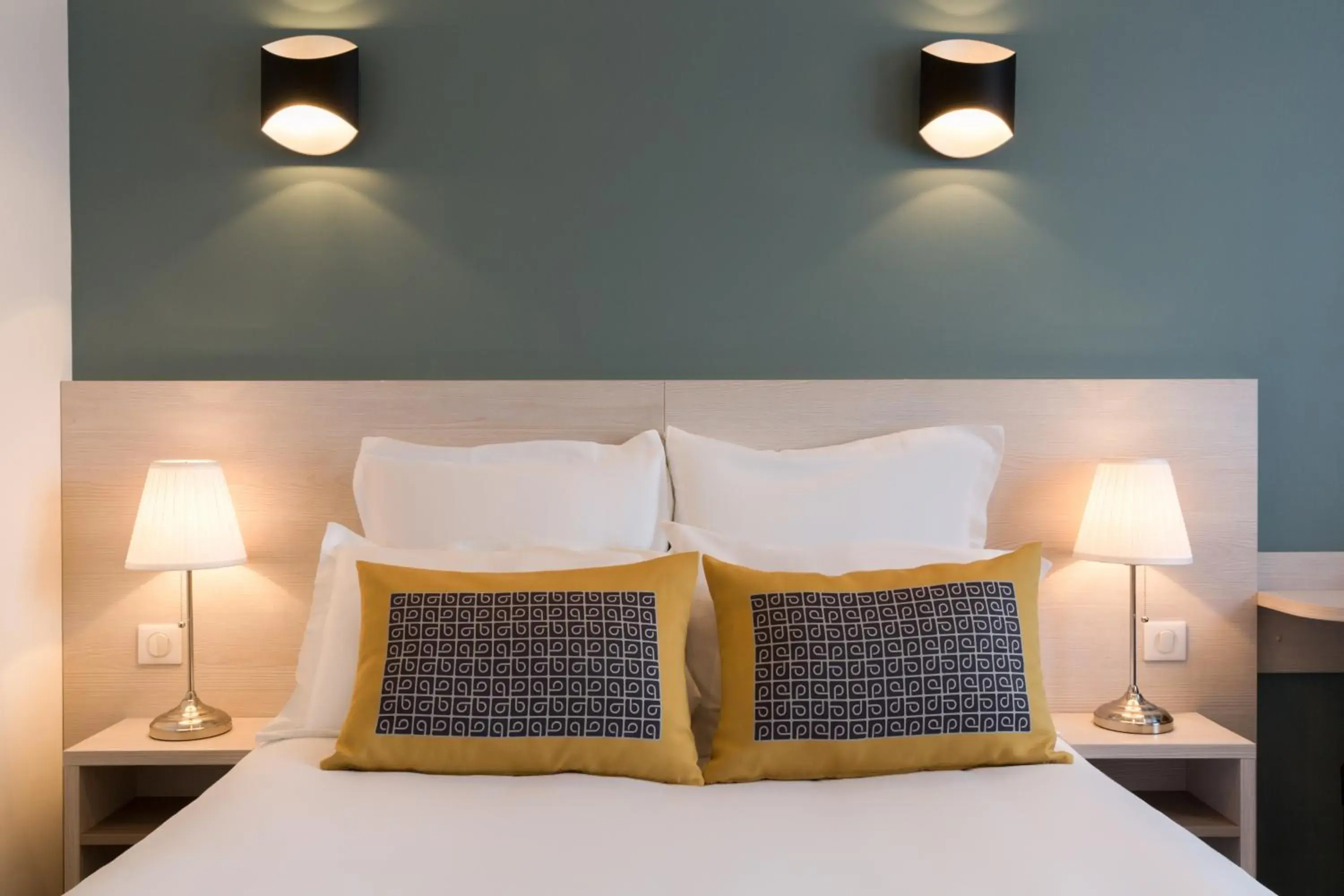 Bedroom, Bed in The Originals City, le Relais des Carnutes Brezolles Verneuil sur Avre Bedroom, Bed in The Originals City, le Relais des Carnutes Brezolles Verneuil sur Avre