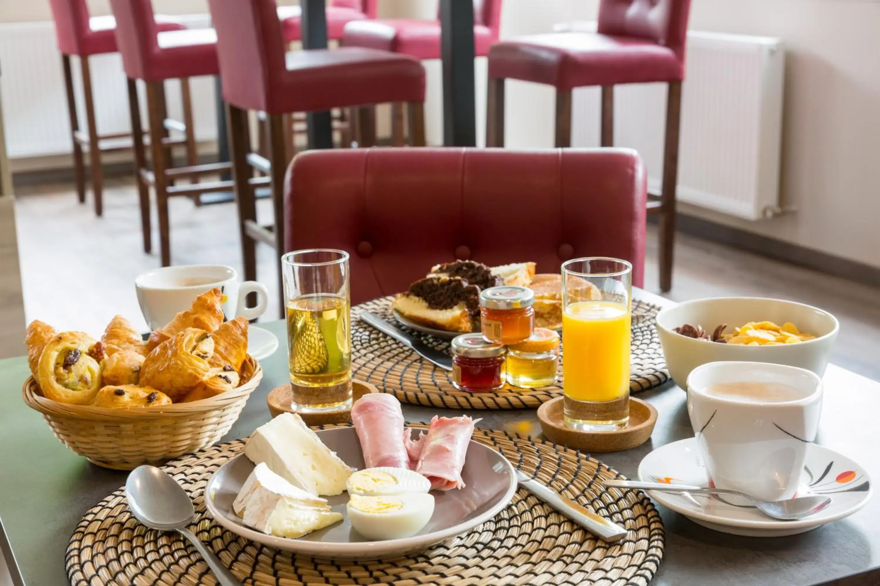 Buffet breakfast in The Originals City, le Relais des Carnutes Brezolles Verneuil sur Avre Buffet breakfast in The Originals City, le Relais des Carnutes Brezolles Verneuil sur Avre