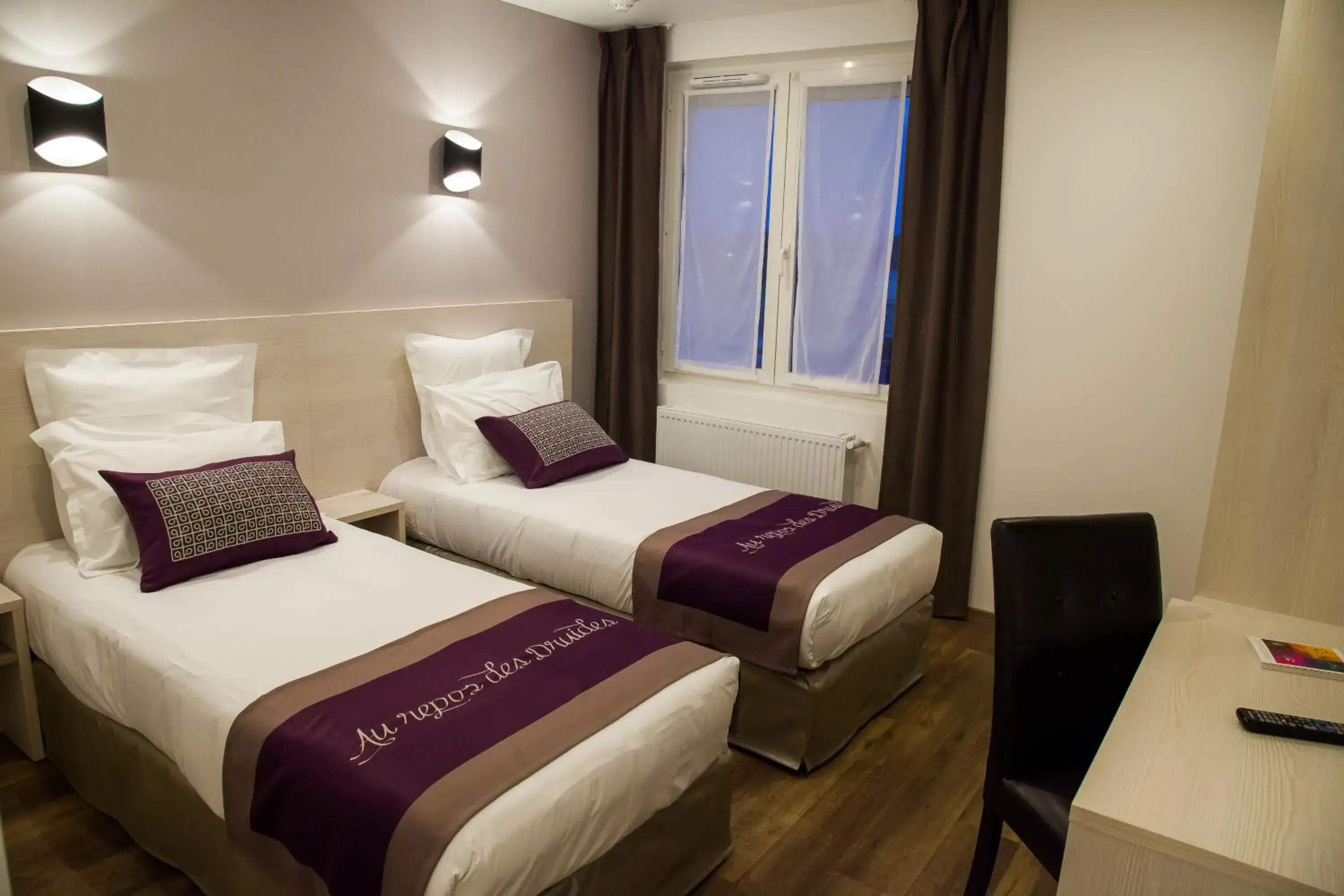 Bedroom, Bed in The Originals City, le Relais des Carnutes Brezolles Verneuil sur Avre Bedroom, Bed in The Originals City, le Relais des Carnutes Brezolles Verneuil sur Avre