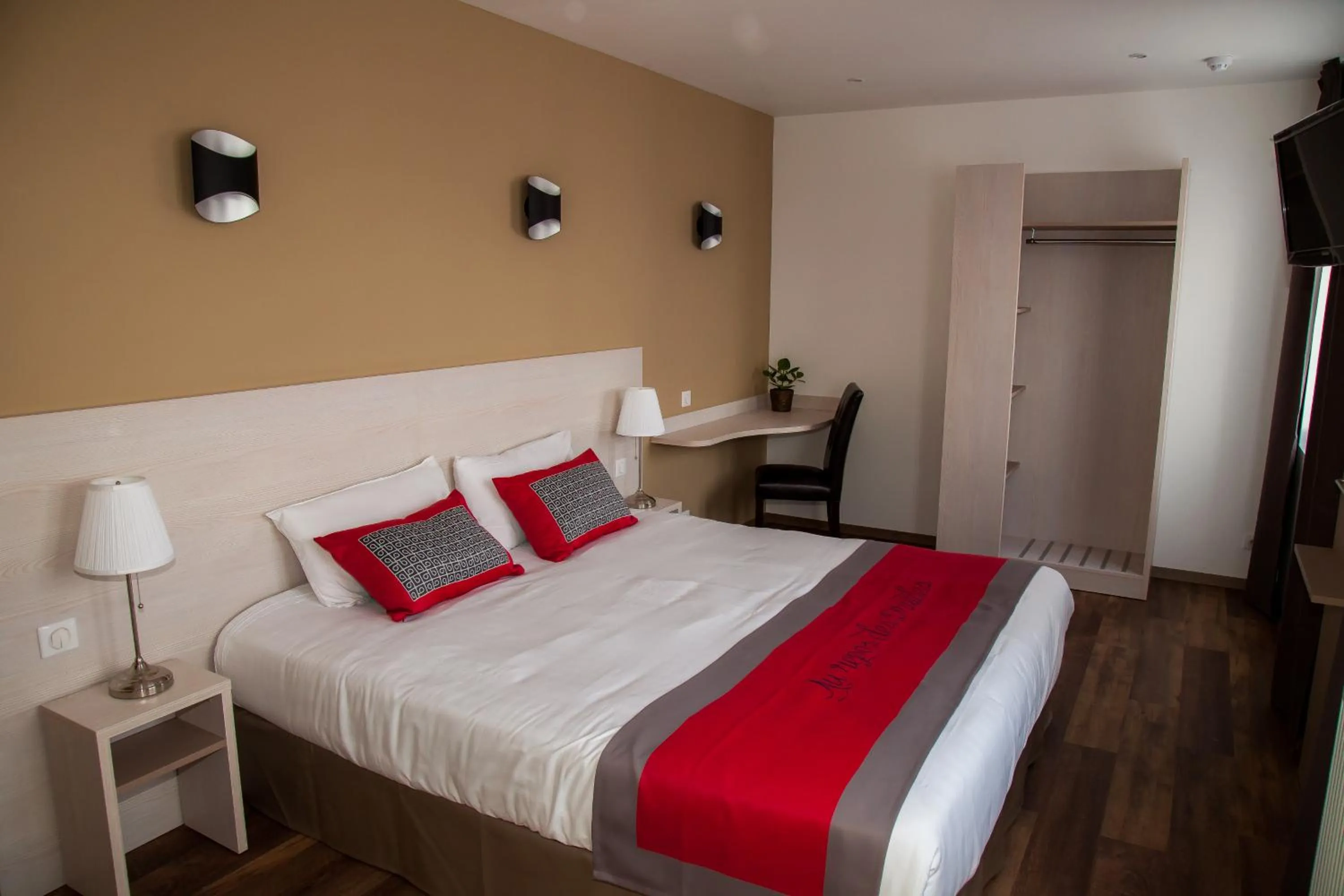 Bedroom, Bed in The Originals City, le Relais des Carnutes Brezolles Verneuil sur Avre