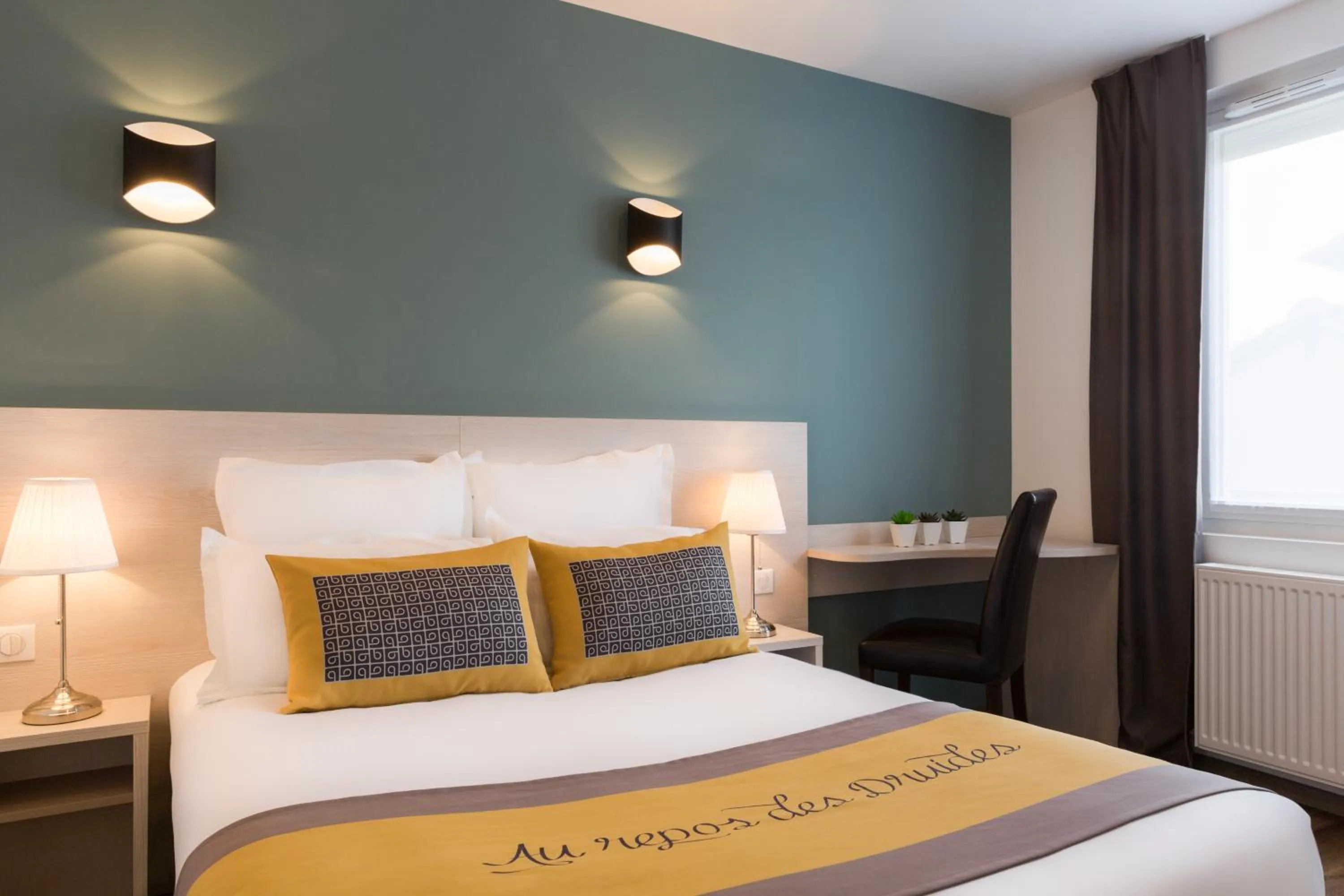 Photo of the whole room, Bed in The Originals City, le Relais des Carnutes Brezolles Verneuil sur Avre